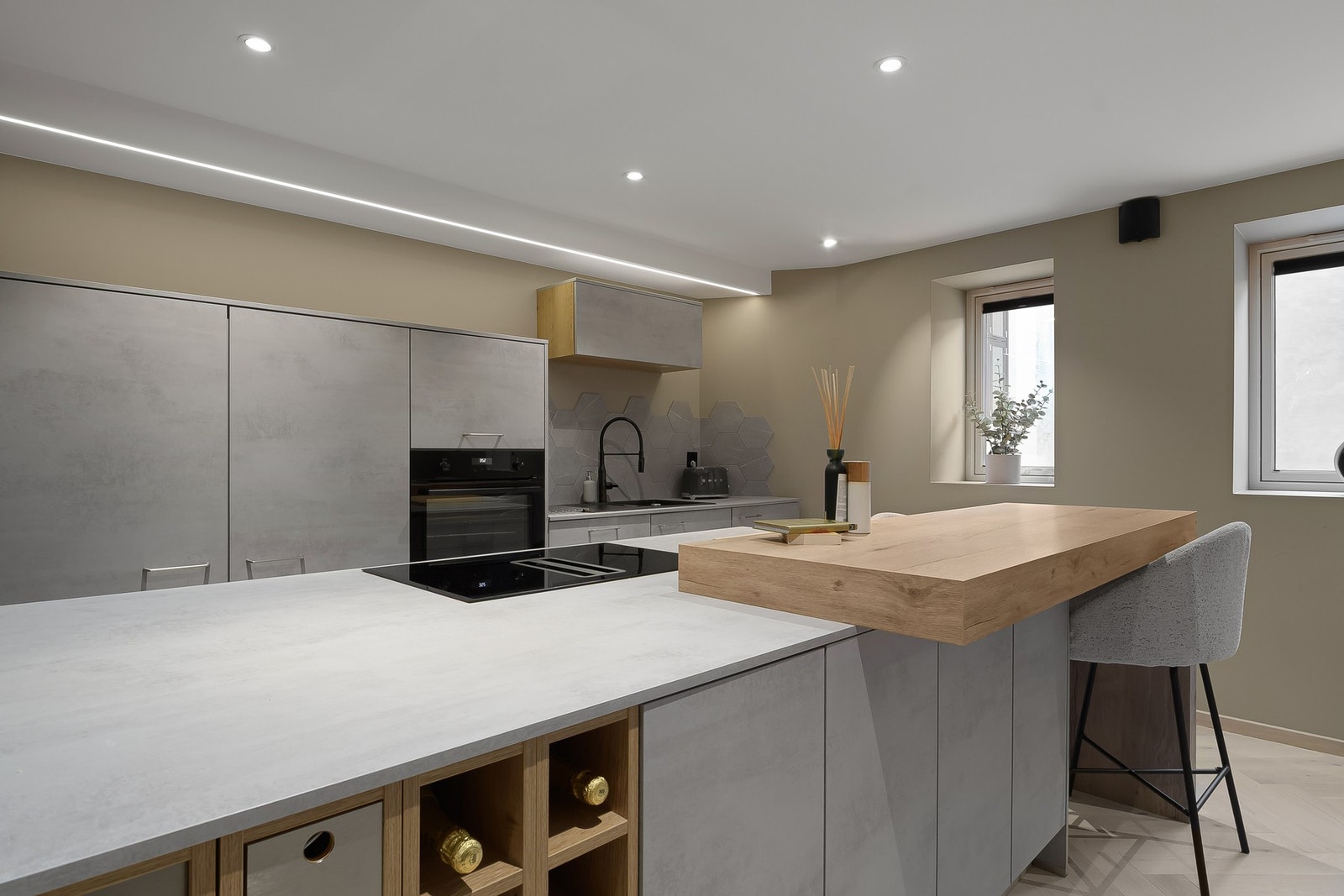 Her kan man kokkelére på kjøkkenet og sosialisere samtidig. Galleribilde