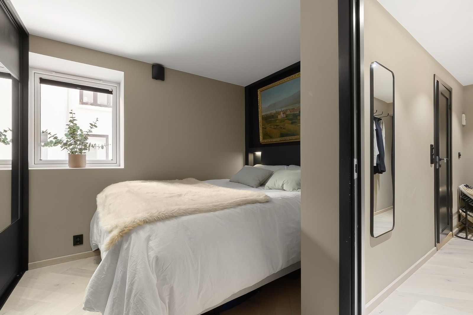 Fra entréen er det videre adkomst til soverommet. Galleribilde