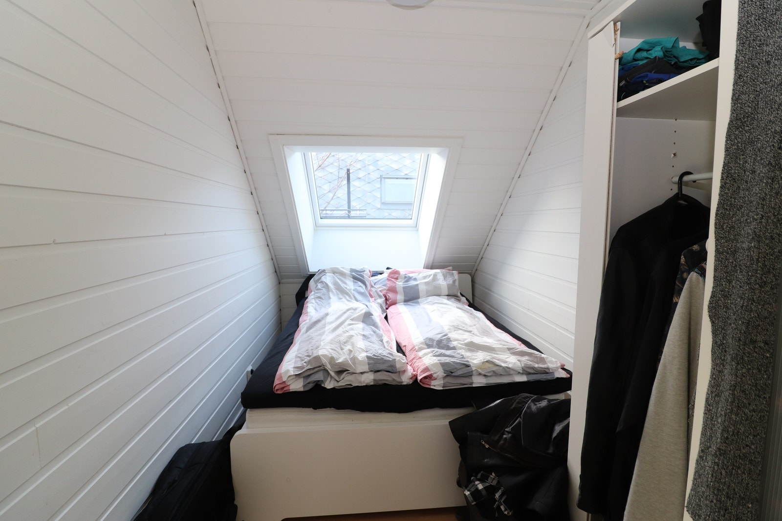 Sov med garderobeskap Galleribilde
