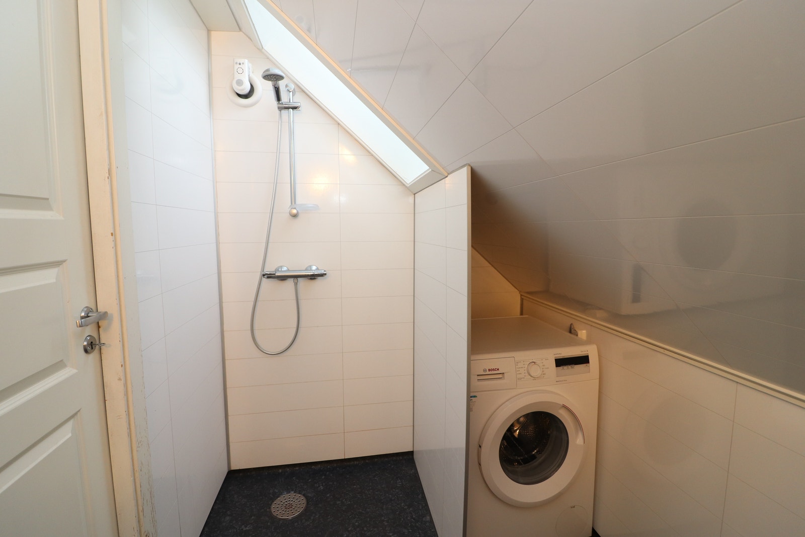 Dusjnisje og vaskemaskin på bad Galleribilde