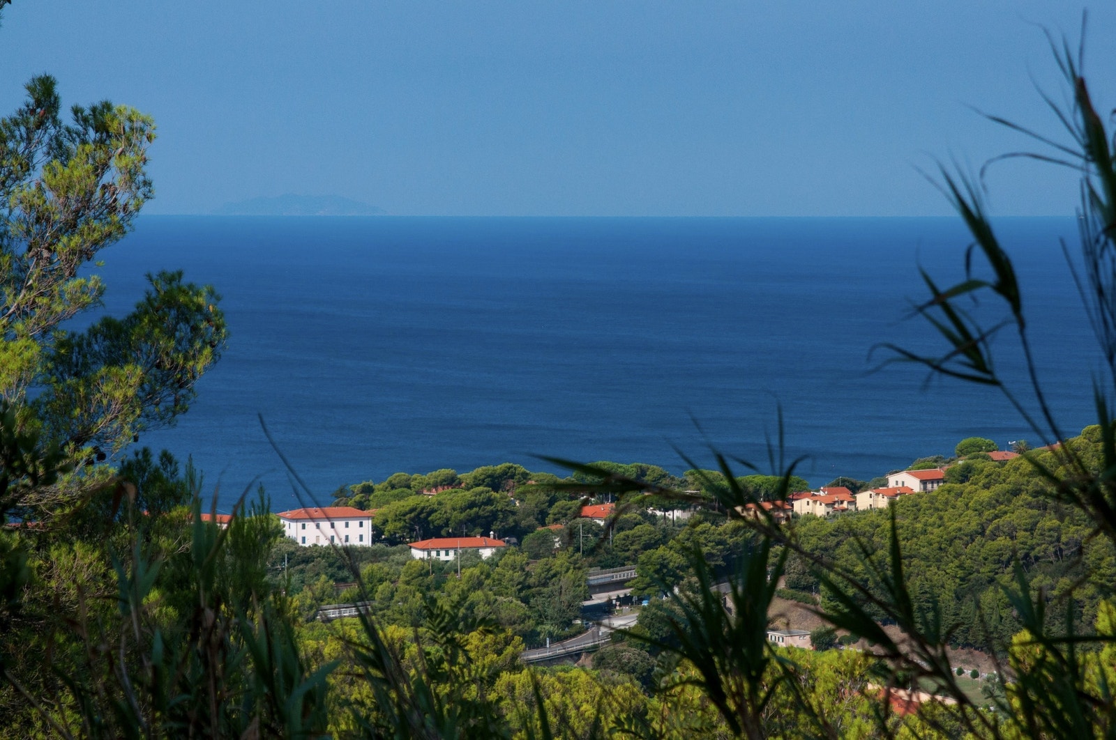 Bolig på en høyde på oversiden av den vakre kystlandsbyen Quercianella. Stor terrasse og havutsikt. Galleribilde