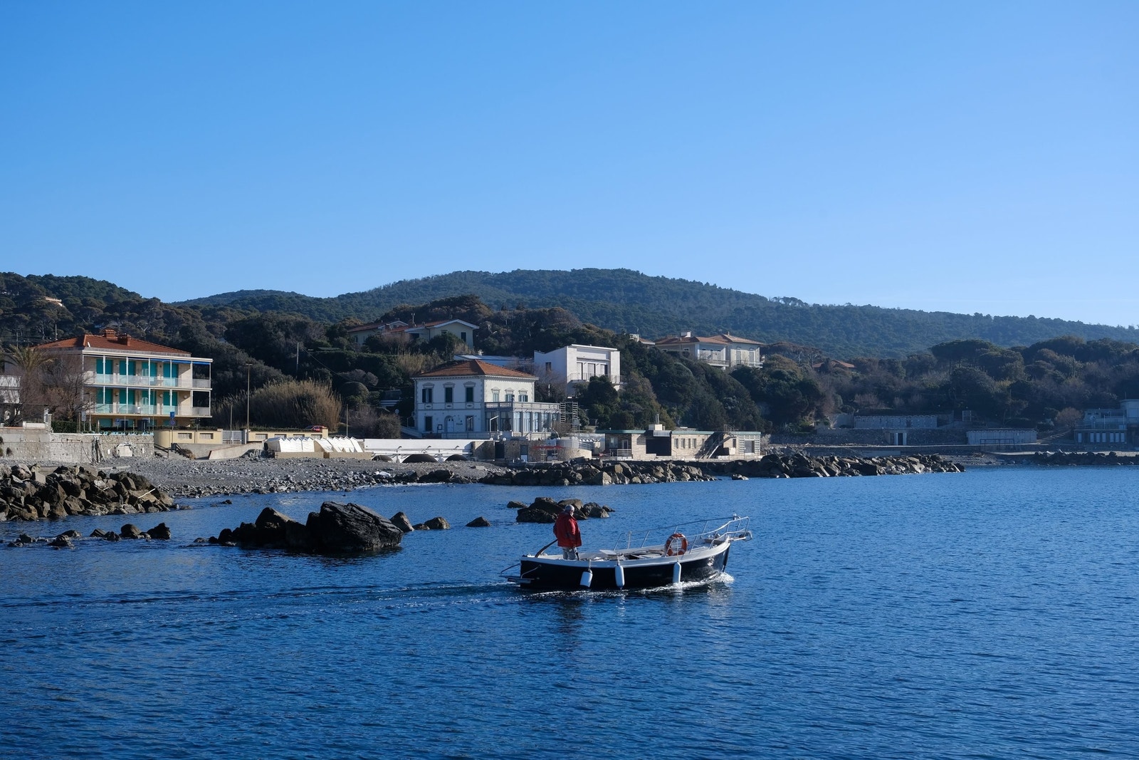 Quercianella i februar, og dagtemperaturen er behagelige. Galleribilde
