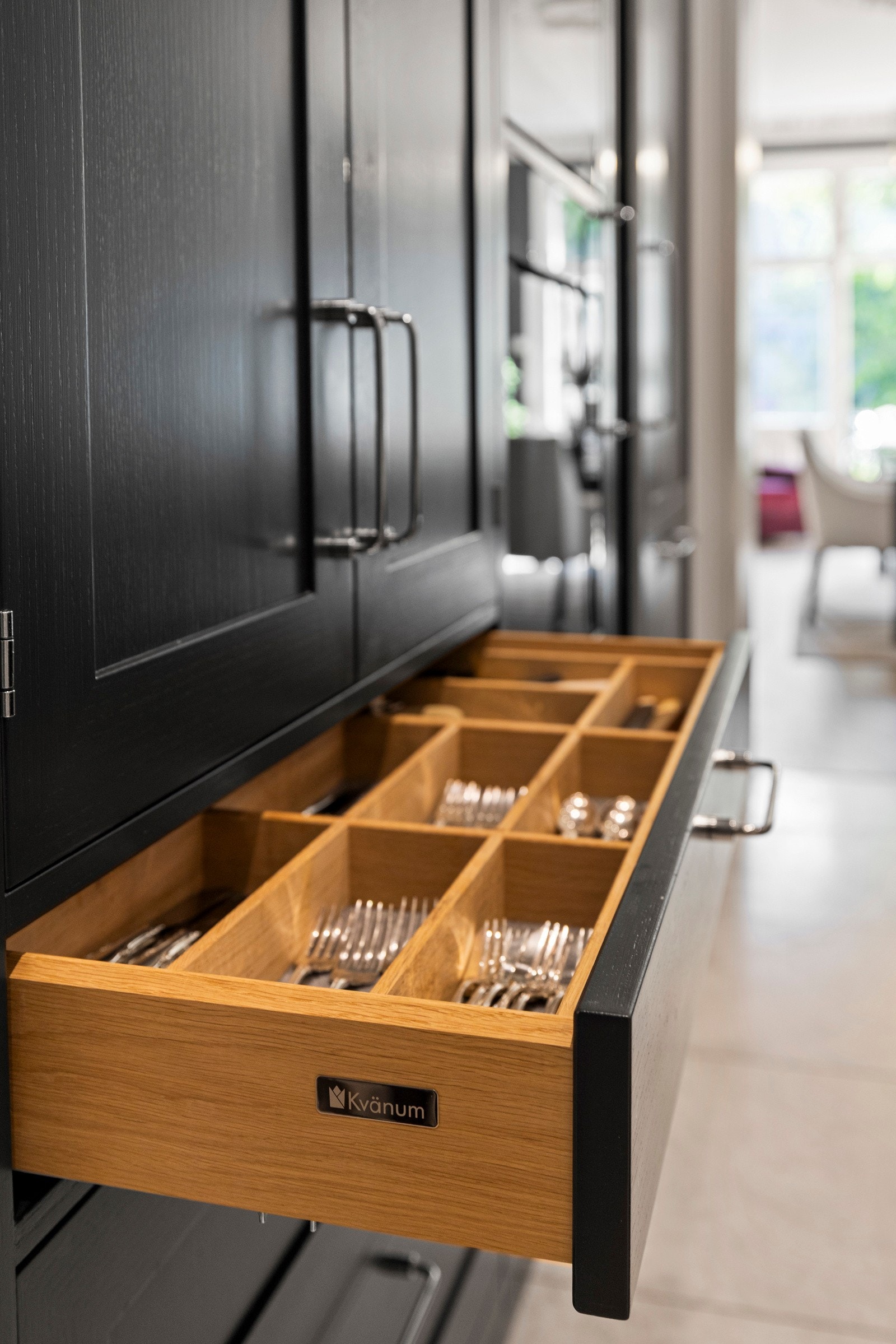 Hvitevarene er av høy kvalitet fra Miele og Gaggenau (2019) og inkluderer integrert kjøleskap, vinskap, pyrolyseovn, kombinert damp- og stekeovn, samt oppvaskmaskin. Galleribilde