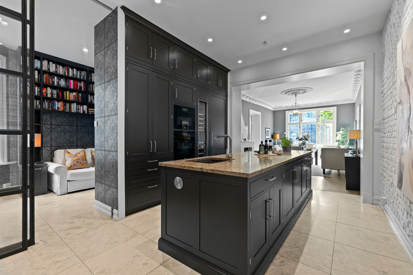 Velkommen til en esklusiv og strøken 4-roms i klassisk bygård. Galleribilde