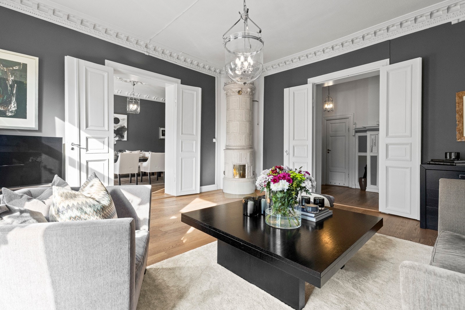 Store vindusflater gir godt med naturlig lys og skaper en luftig og innbydende atmosfære. Galleribilde