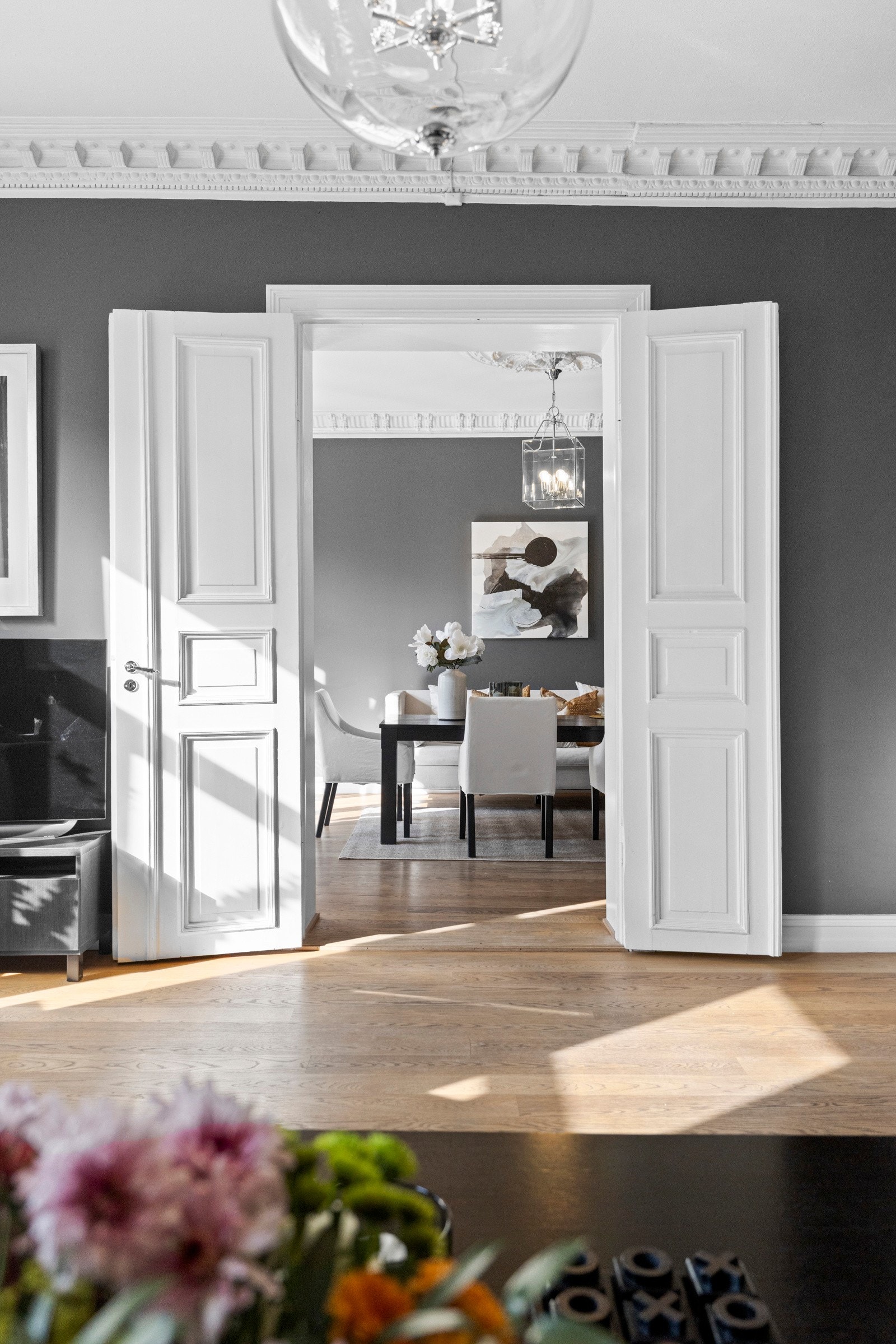 Spisestuen ligger i direkte tilknytning til stuen, adskilt med elegante to-fløyede dører som gir en naturlig rominndeling og flyt mellom sonene. Galleribilde