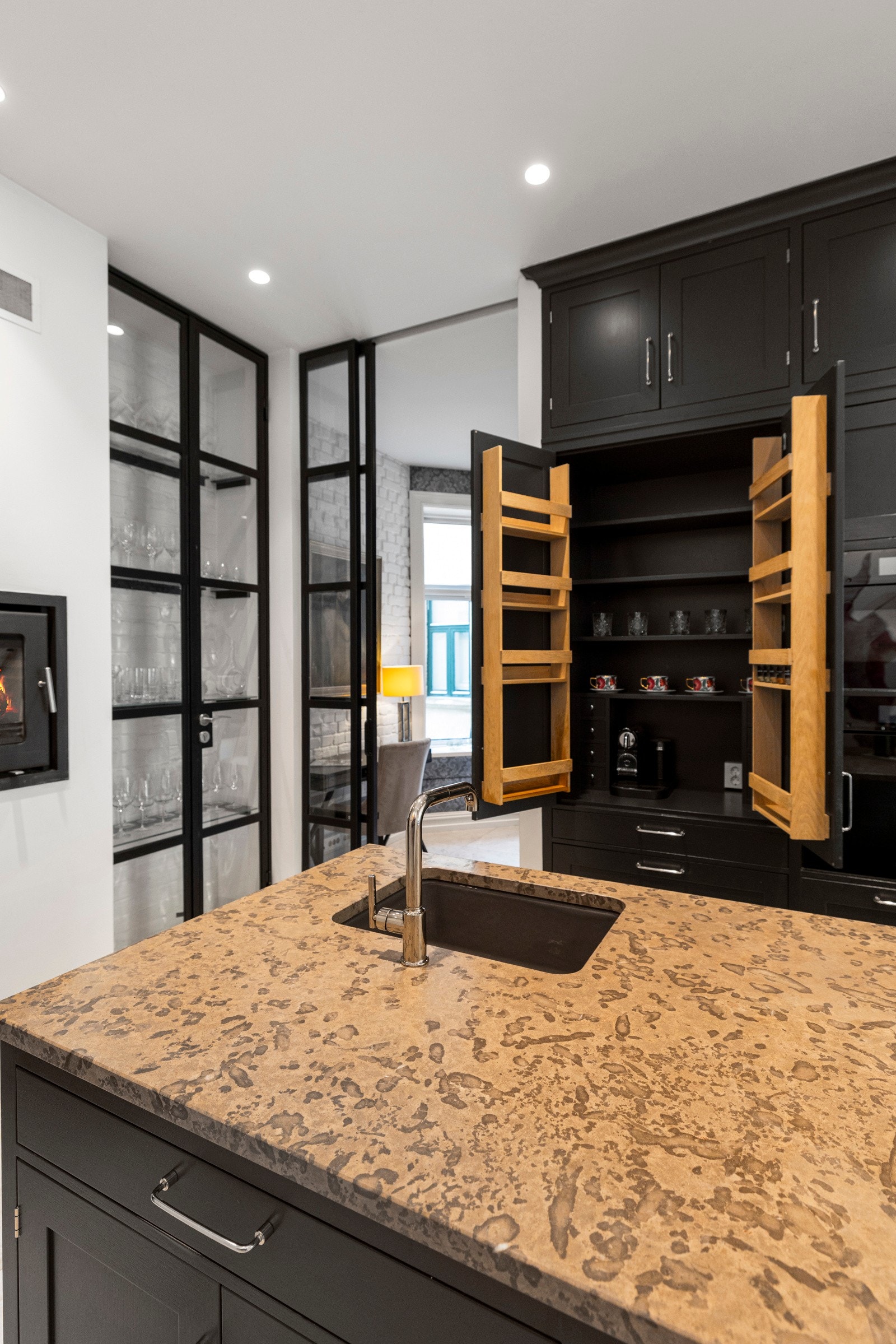 Kjøkkenet er eksklusivt og påkostet med innredning fra Kvänum (2022) i mørk grå utførelse med mattlakkerte, glatte fronter og underlimt steinvask. Galleribilde