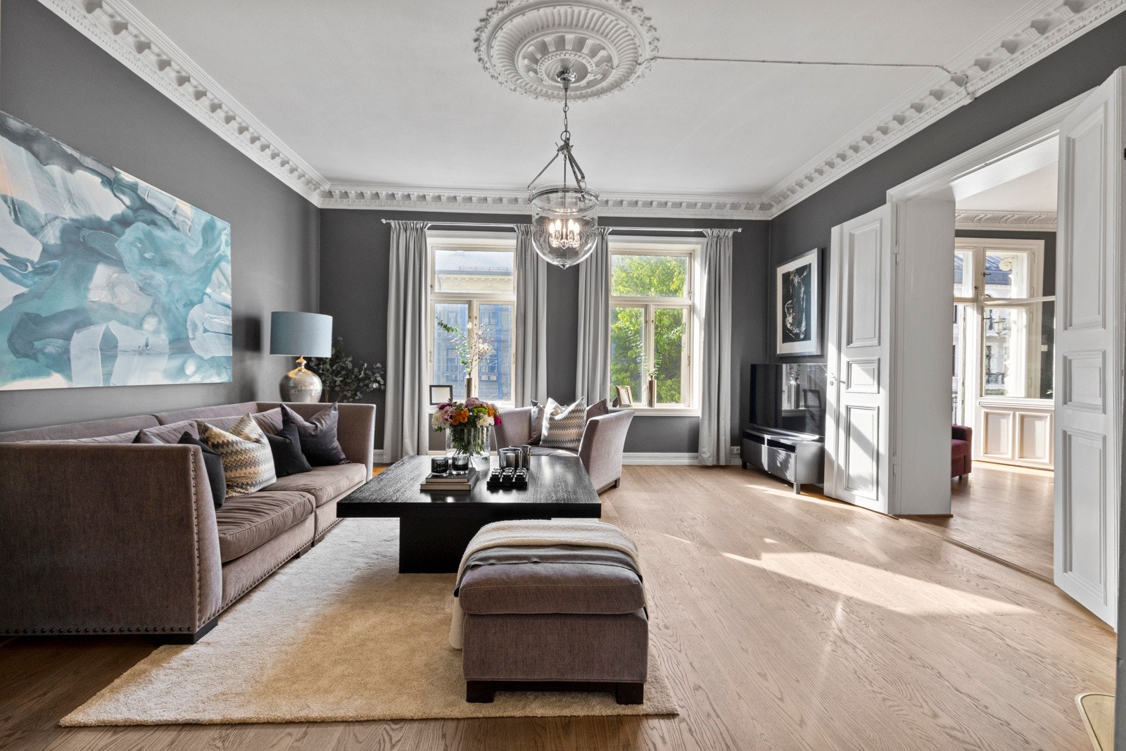 Parkett i amerikansk eik og harmoniske overflater skaper en tidløs ramme for både hverdagsmåltider og selskaper i stemningsfulle omgivelser. Galleribilde