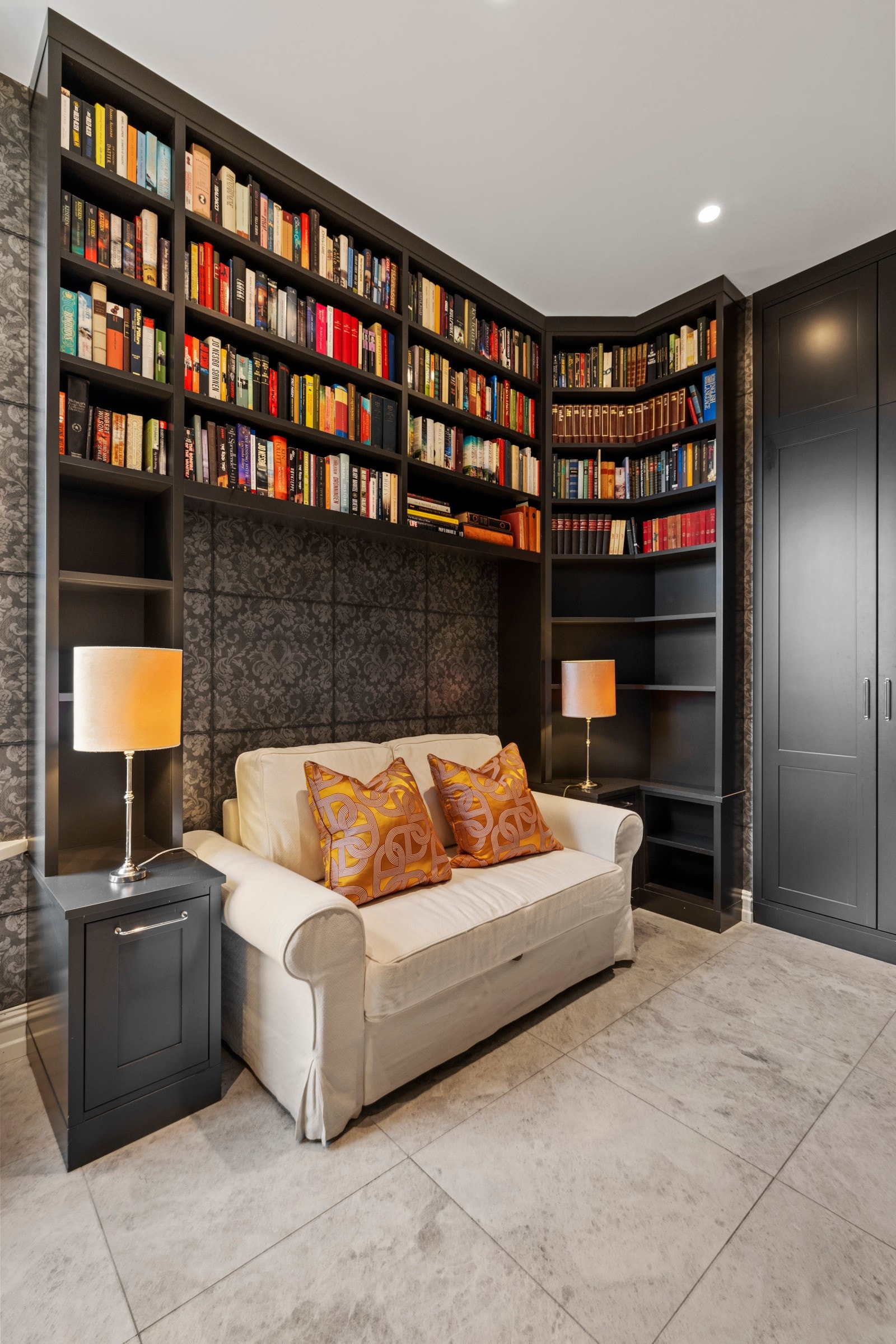 Rommet har downlights, praktisk planløsning og plass til både seng og garderobeløsning. Galleribilde