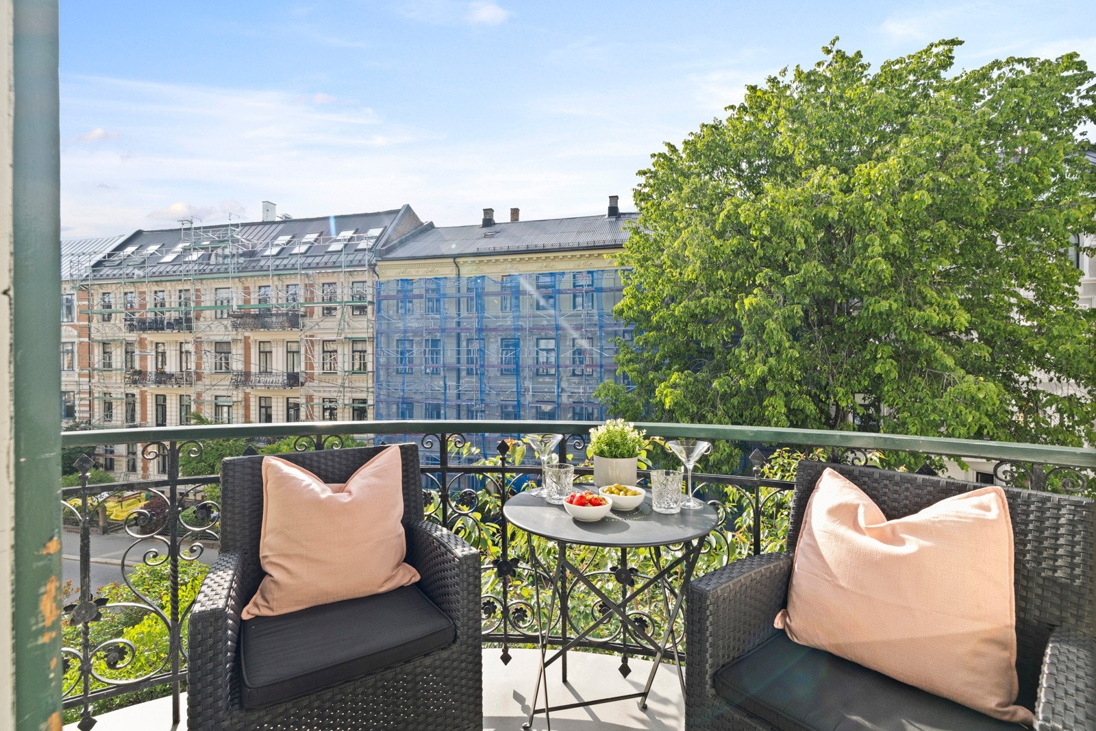 Et ettertraktet utemiljø med kveldssol og utsyn mot grønne omgivelser. Galleribilde