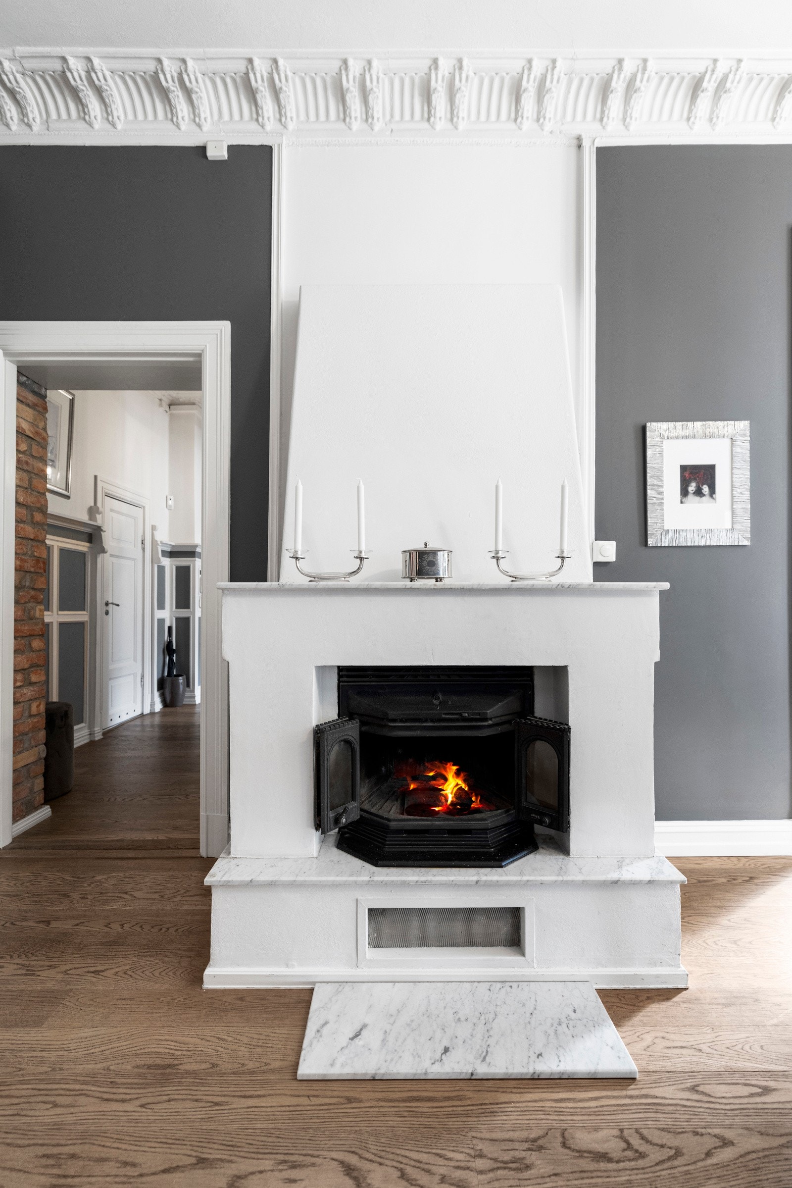 Rommet har en vakker murt peis med innsats, som gir både varme og karakter. Galleribilde