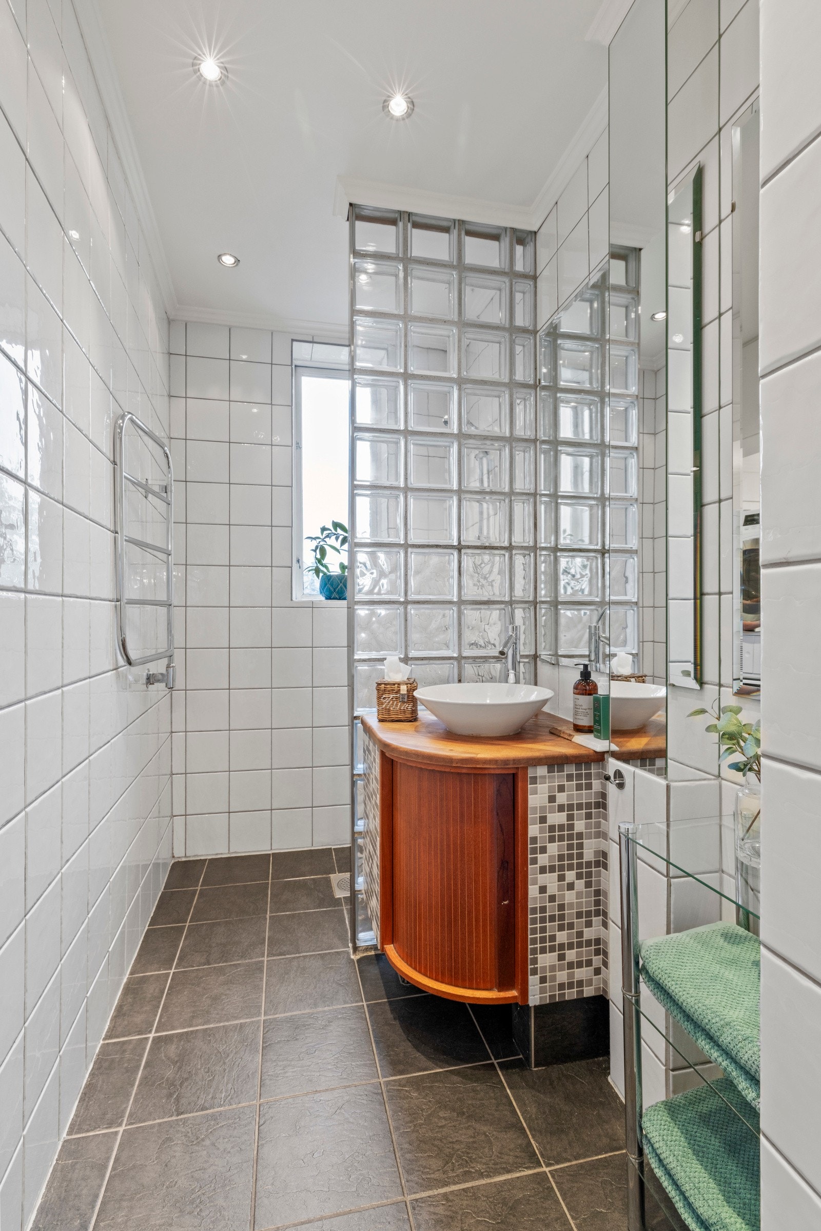 Det andre badet ble modernisert i 2001 og har et klassisk uttrykk med fliser på gulv og vegger, elektrisk gulvvarme og downlights. Galleribilde