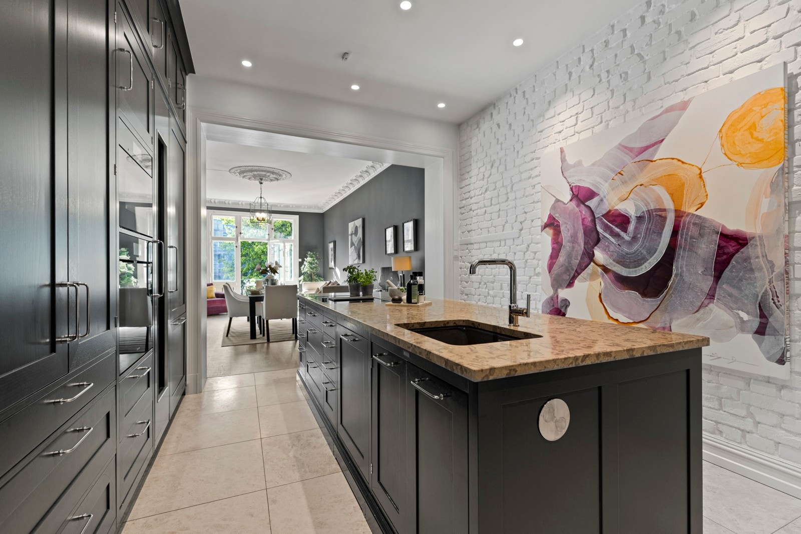 Store deler av leiligheten er modernisert med høy standard i 2018. Galleribilde