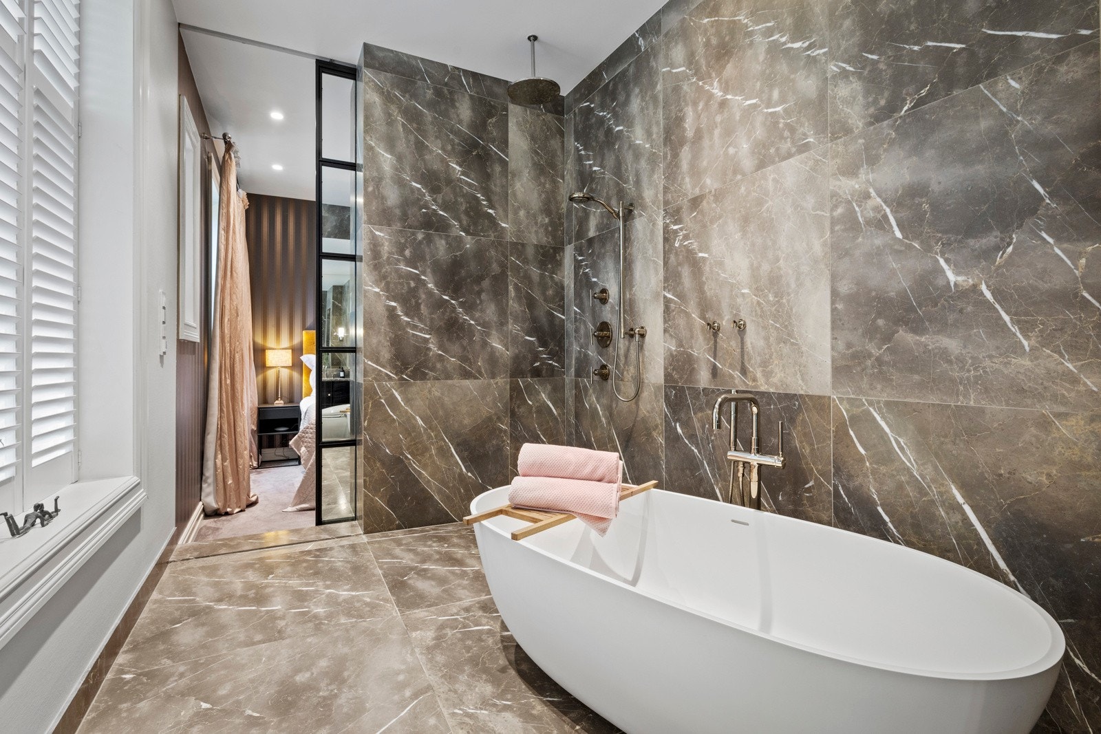 Dusjen har innebygget armatur og fossefall dusjhode. Galleribilde