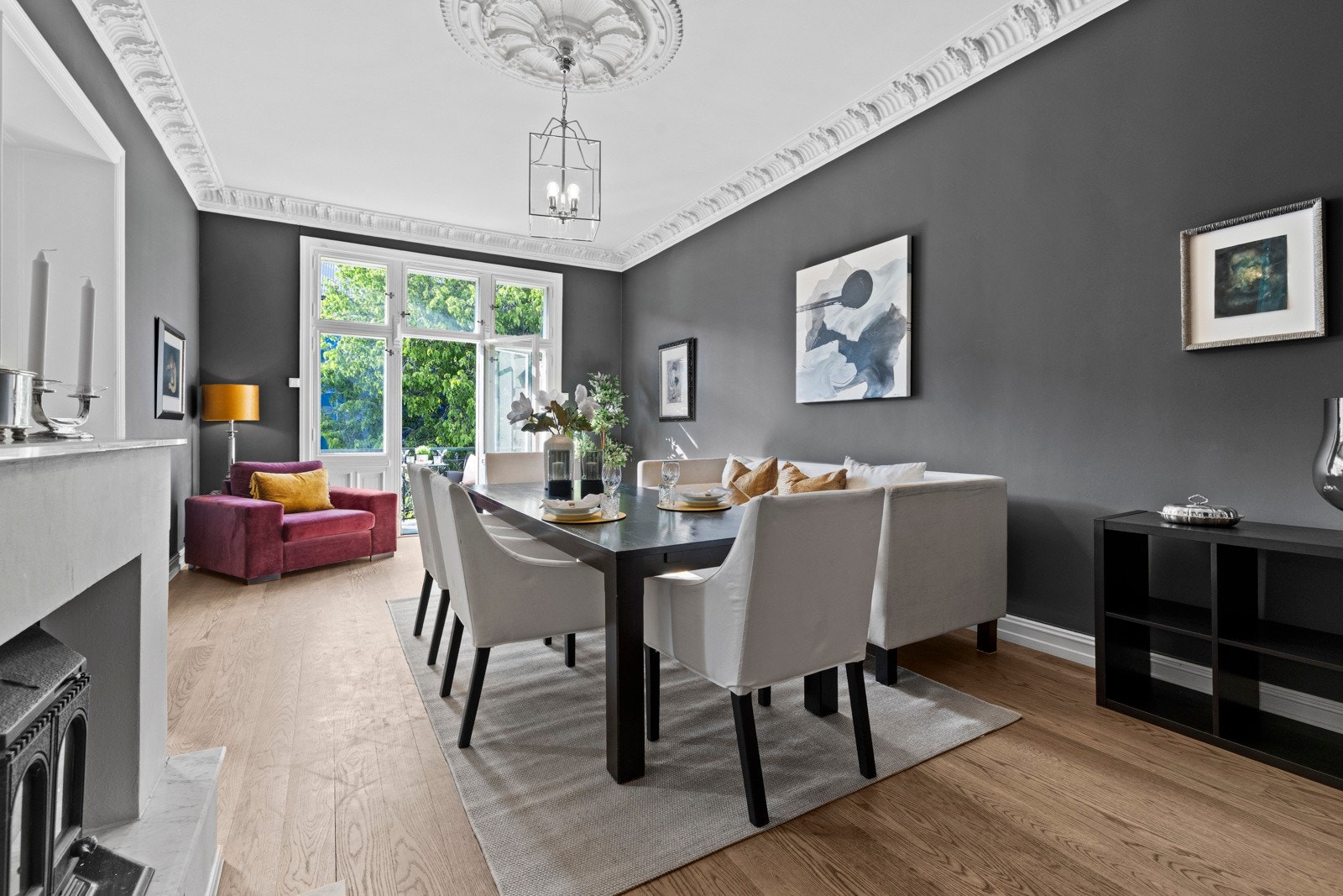 Parkett i amerikansk eik og harmoniske overflater skaper en tidløs ramme for både hverdagsmåltider og selskaper i stemningsfulle omgivelser. Galleribilde