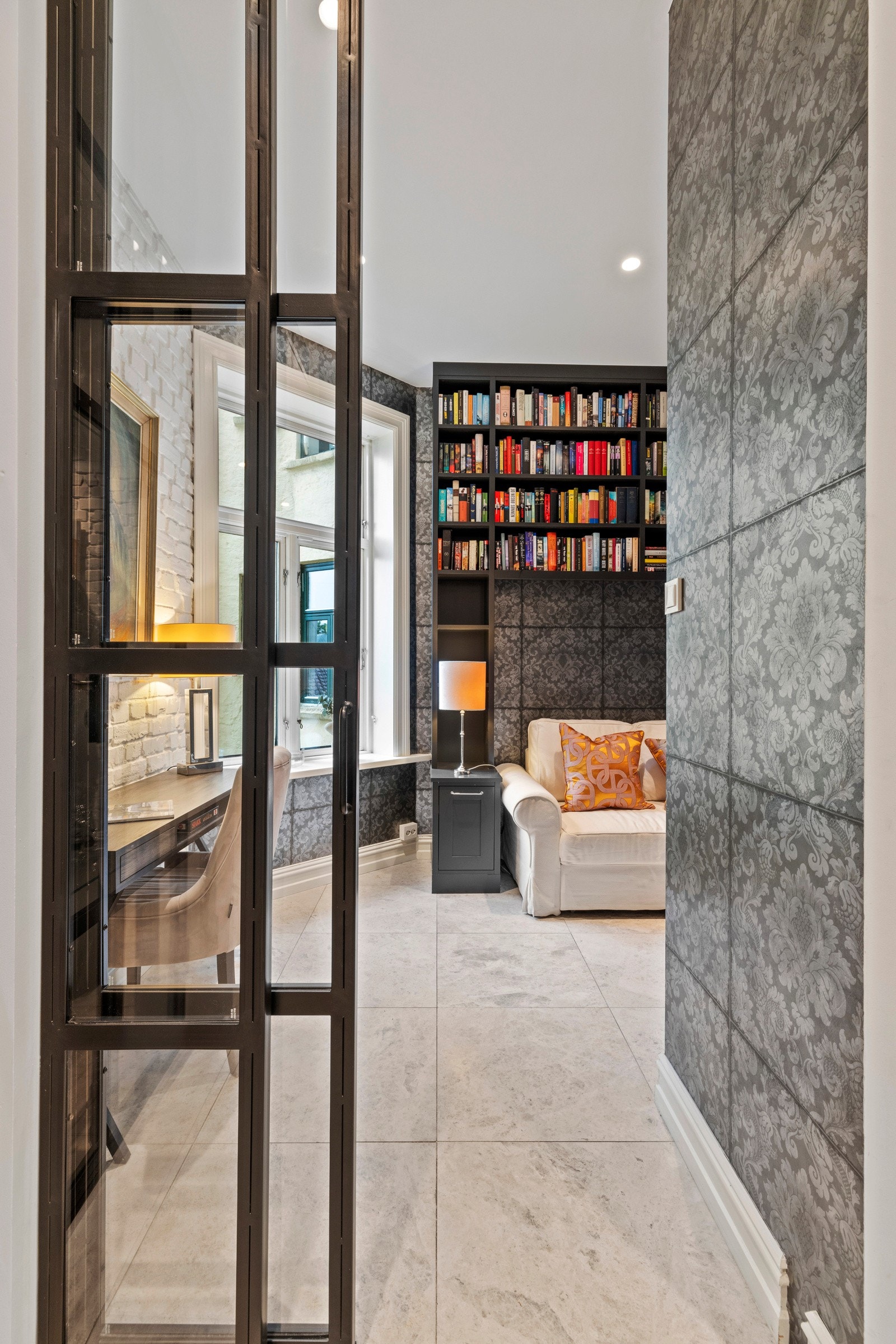 Fra kjøkkenet har man adkomst til et rom som selger i dag benytter som kontor. Galleribilde