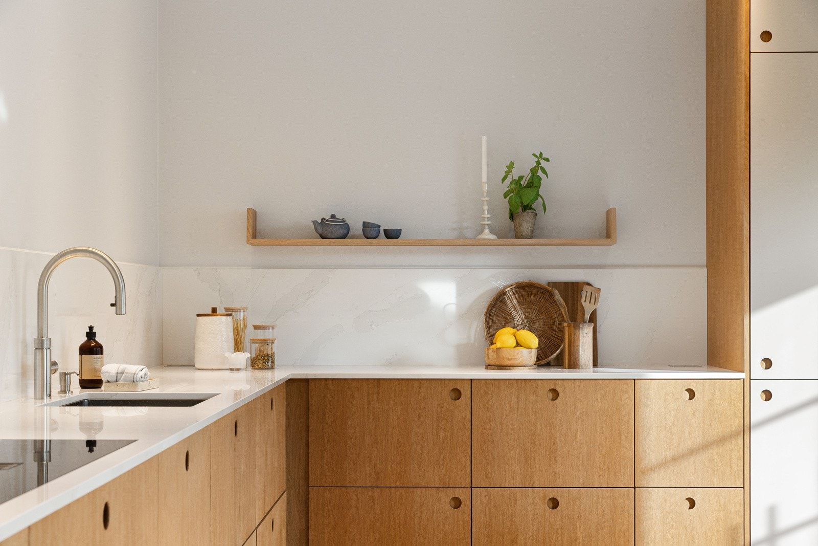 Moderne innredning fra Reform Copenhagen av høy kvalitet med slette fronter og benkeplate av stein. Quooker med kullsyre og kokende vann, benkeplate og backsplash i kompositt (Silestone) med marmor look. Galleribilde