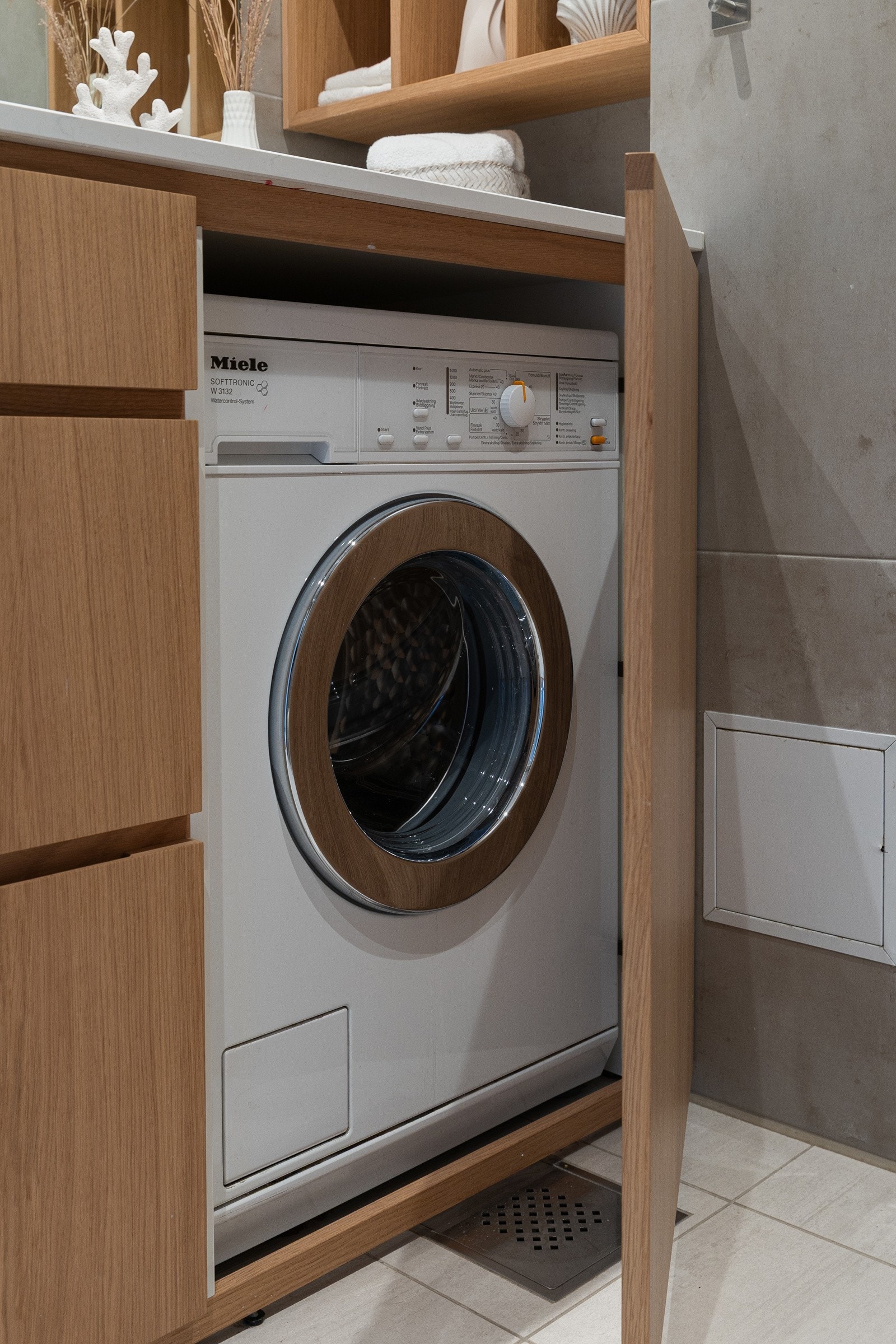 Smart skapløsning, hvor vaskemaskinen er montert (vaskemaskinen medfølger). Galleribilde