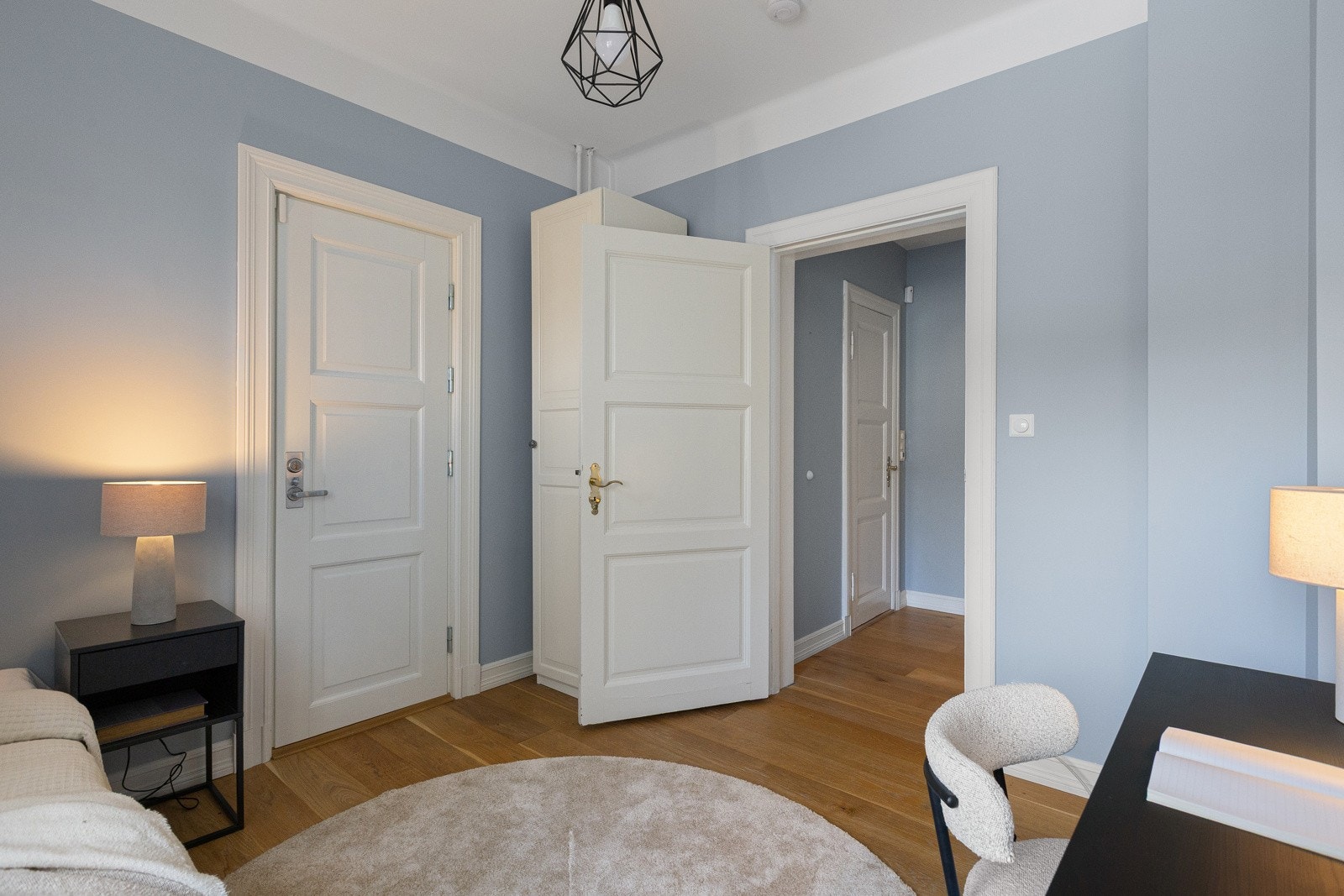 Fra dette rommet er det direkte utgang til baktrappen, som gir enkel adkomst ned til bakgården - praktisk og funksjonelt for både lek og hverdagsbruk. Galleribilde