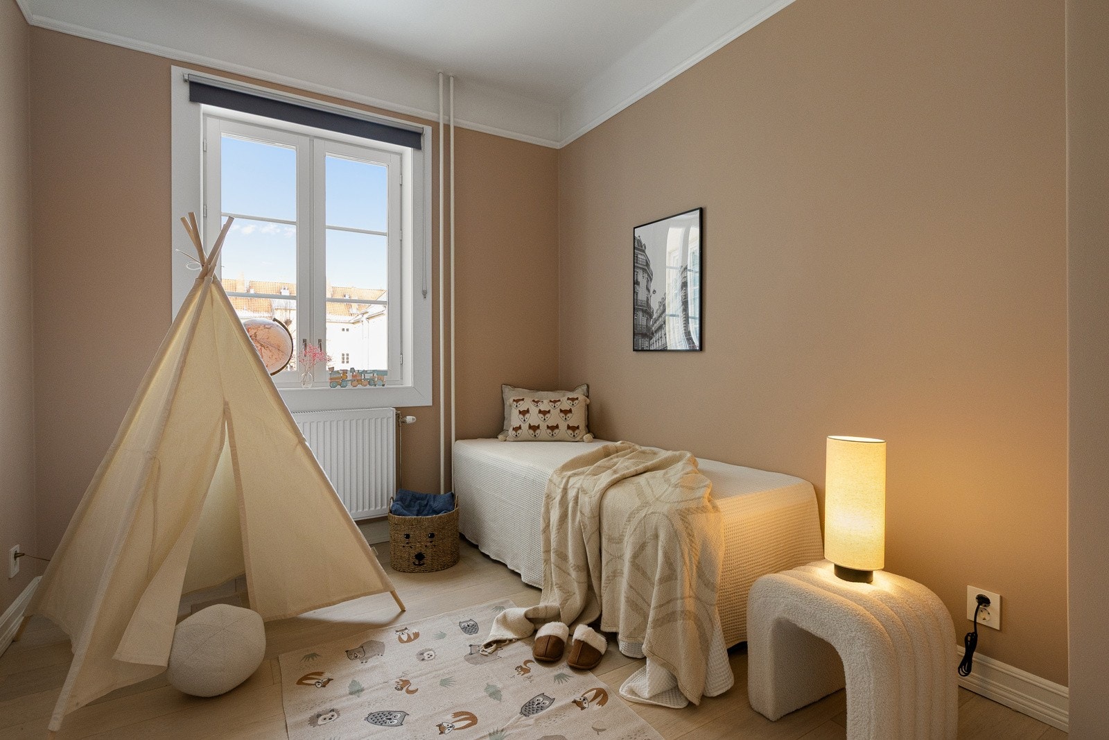 Et koselig og innbydende rom som også vender mot bakgården, med gode lysforhold og et skjermet, stille preg. Galleribilde