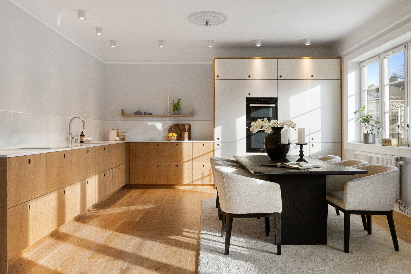 Flott kjøkken i åpen løsning i stuen med plass til spisemøblement som innbyr til sosialt samvær med familie og venner. Galleribilde