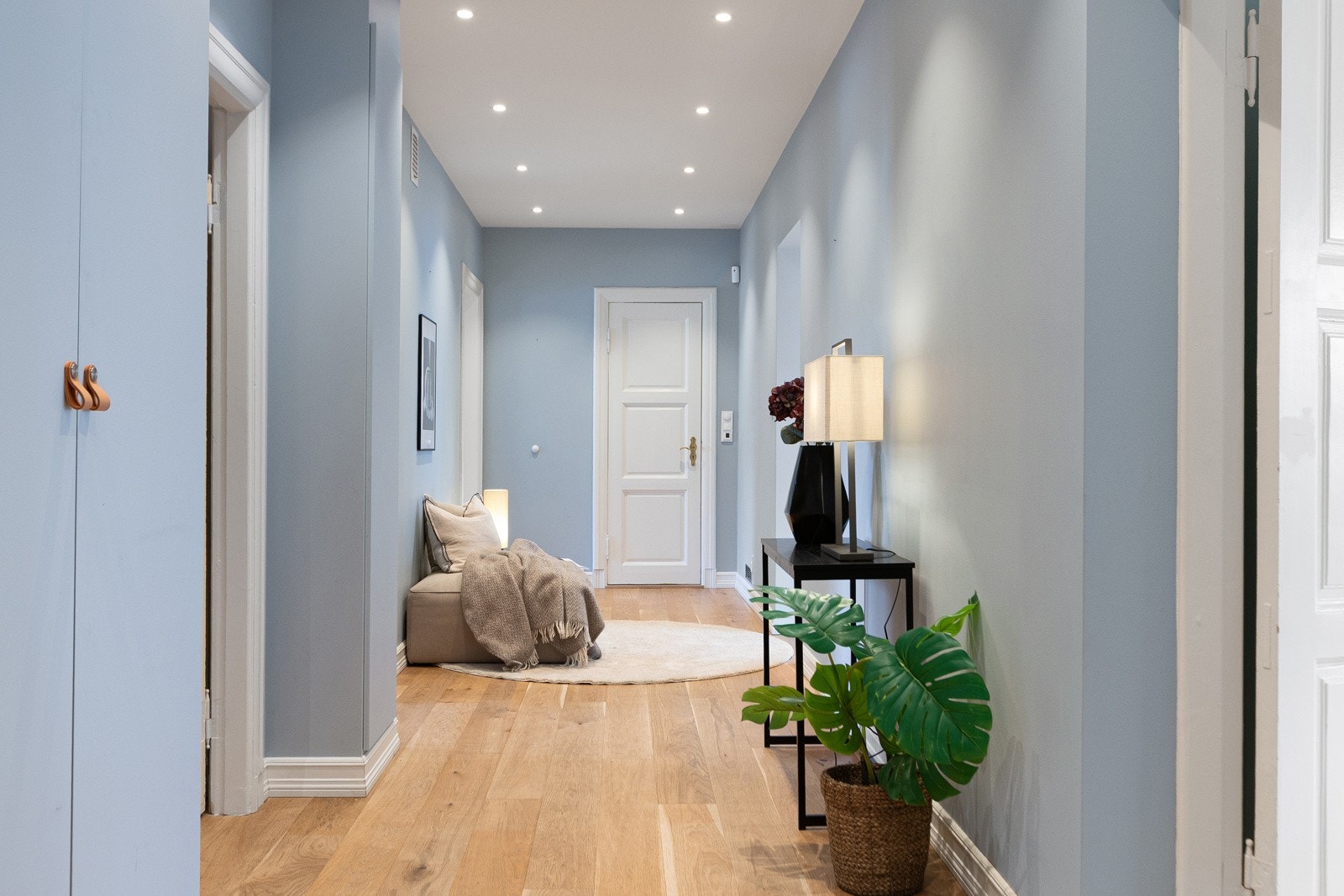 Fra entréen går man videre inn til gangen som fører til alle rom i leiligheten i tillegg til en stor og romslig walk-in garderobe. Galleribilde