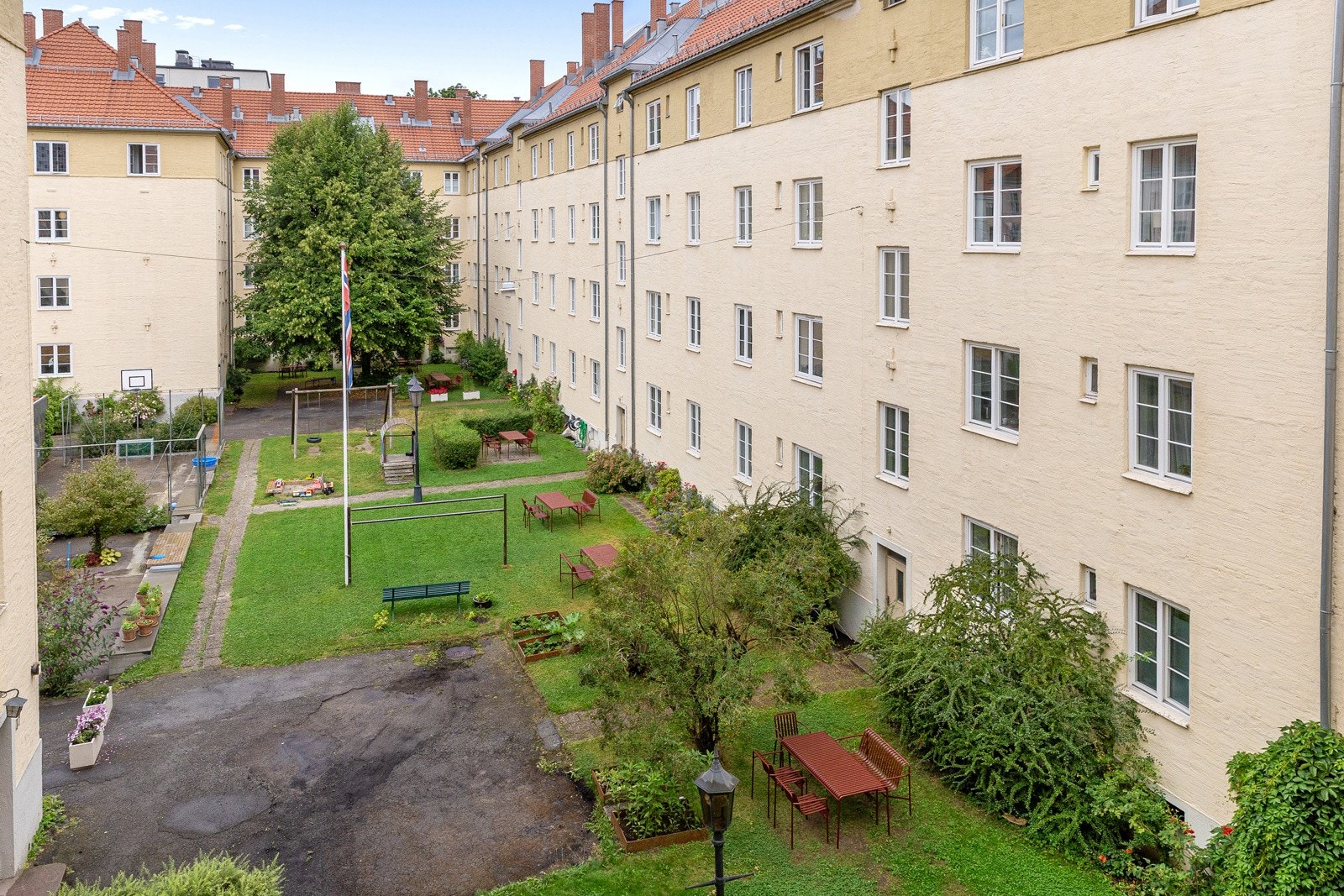 Utsikt til bakgården fra to av de tre soverommene i leiligheten. Galleribilde