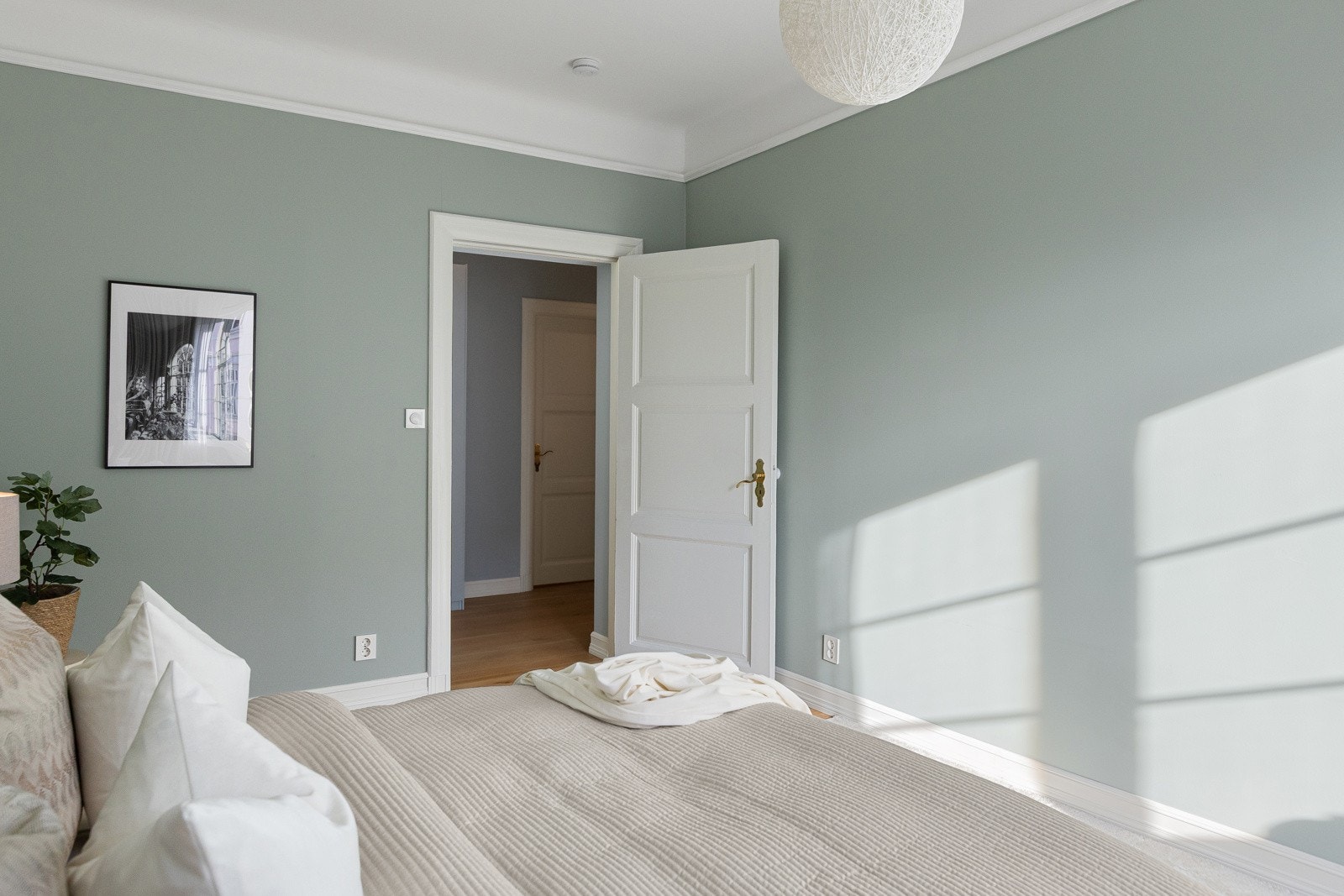 Rommet oppleves luftig og innbydende, med store vindusflater som slipper inn rikelig med dagslys og skaper en behagelig atmosfære. Galleribilde