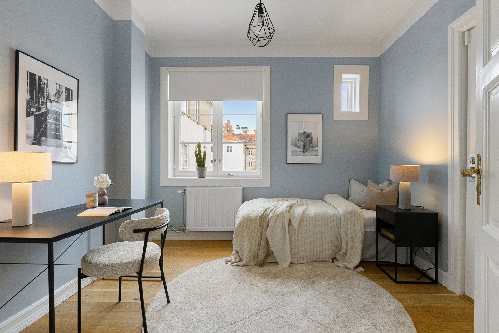 Et koselig og innbydende rom som vender mot bakgården, med gode lysforhold og et skjermet, stille preg. Galleribilde