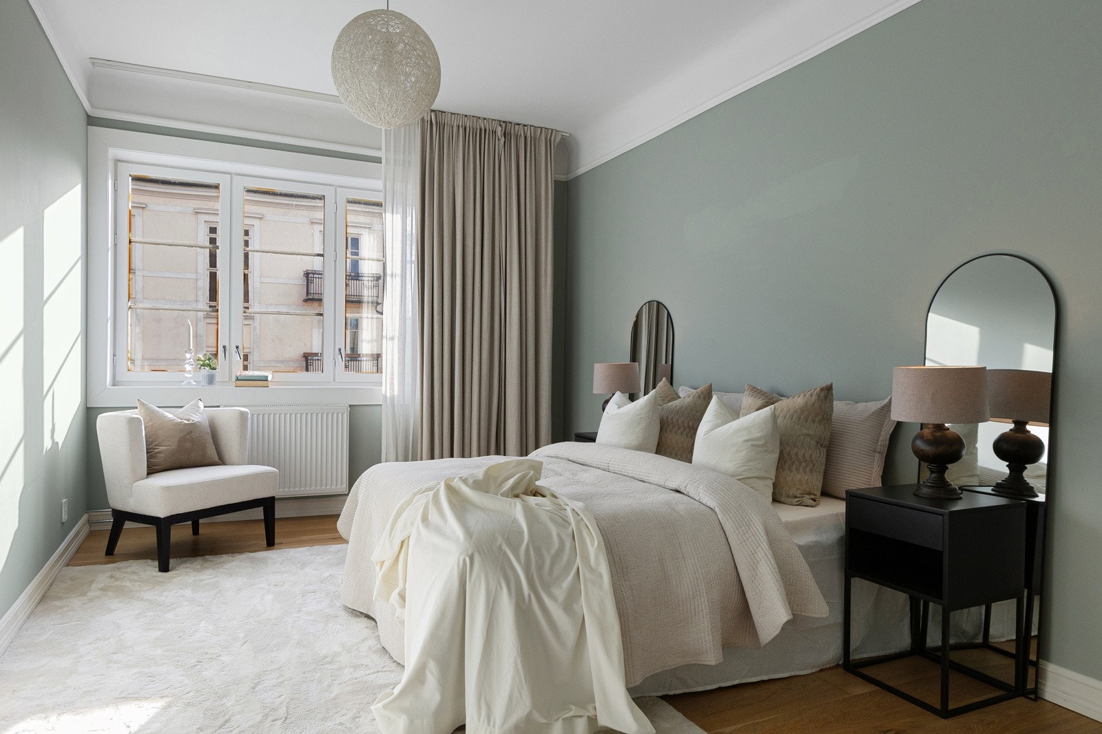 Det er 3 gode soverom i leiligheten. Hovedsoverommet har god plass til dobbeltseng, nattbord og ekstra møblement. Galleribilde