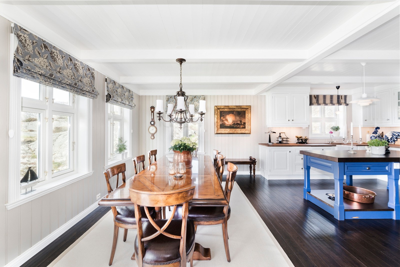 Den gode takhøyden i stuen gir en god romfølelse og gir muligheter til hyggelige stunder med godt selskap. Galleribilde