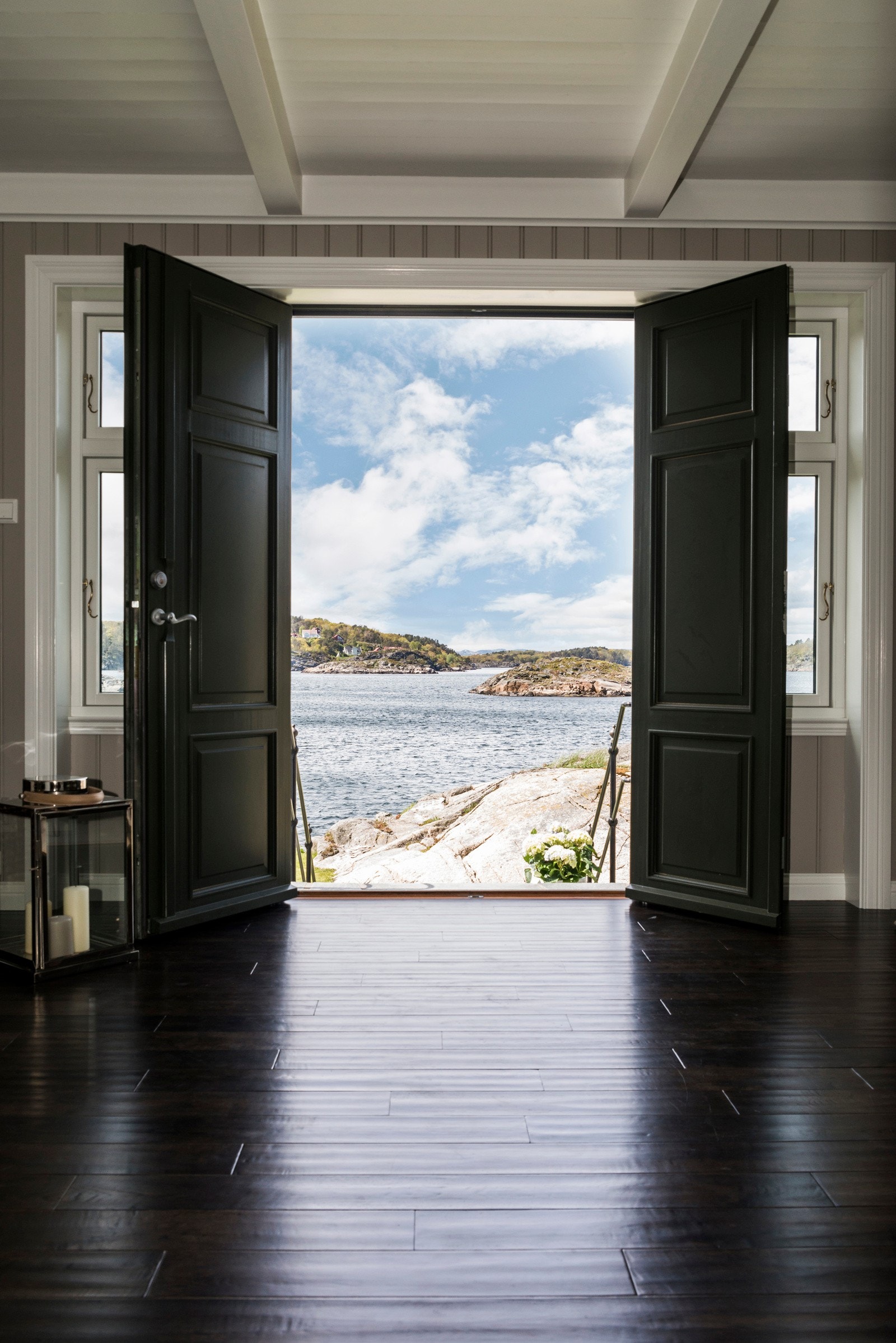 Uslålig beliggenhet med havet rett utenfor stuedøren. Galleribilde