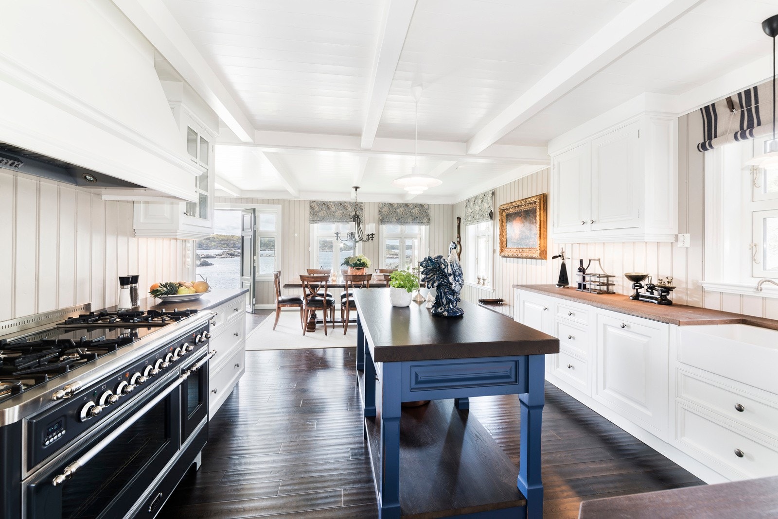 Lekkert kjøkken som har alt man trenger. Det er gode oppbevaringsmuligheter i både over- og underskap. Galleribilde