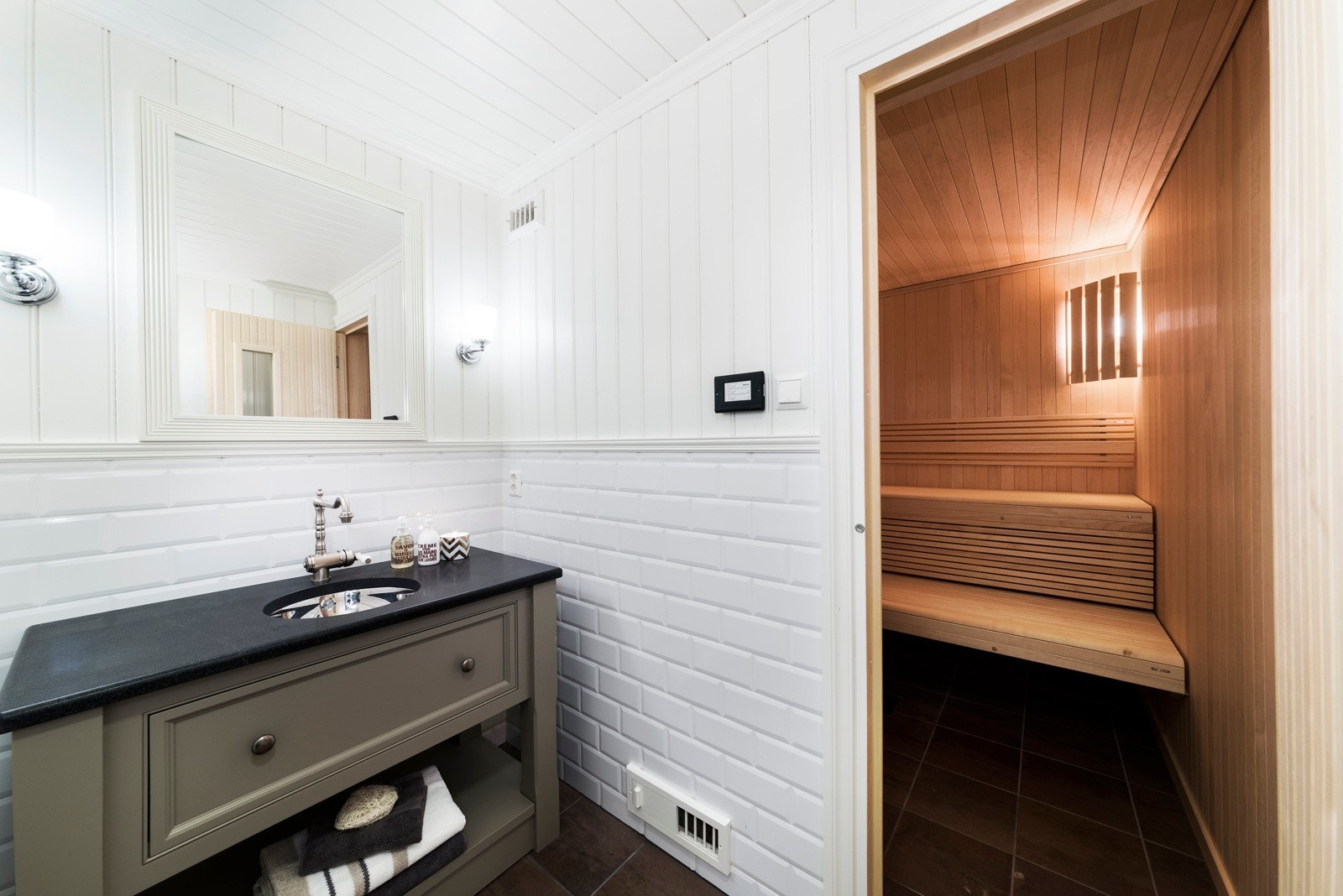 Baderom med badstue i 1.etasje. Etter en lang dag ute kan det være godt å trekke seg inn i badstuen en tur. Galleribilde