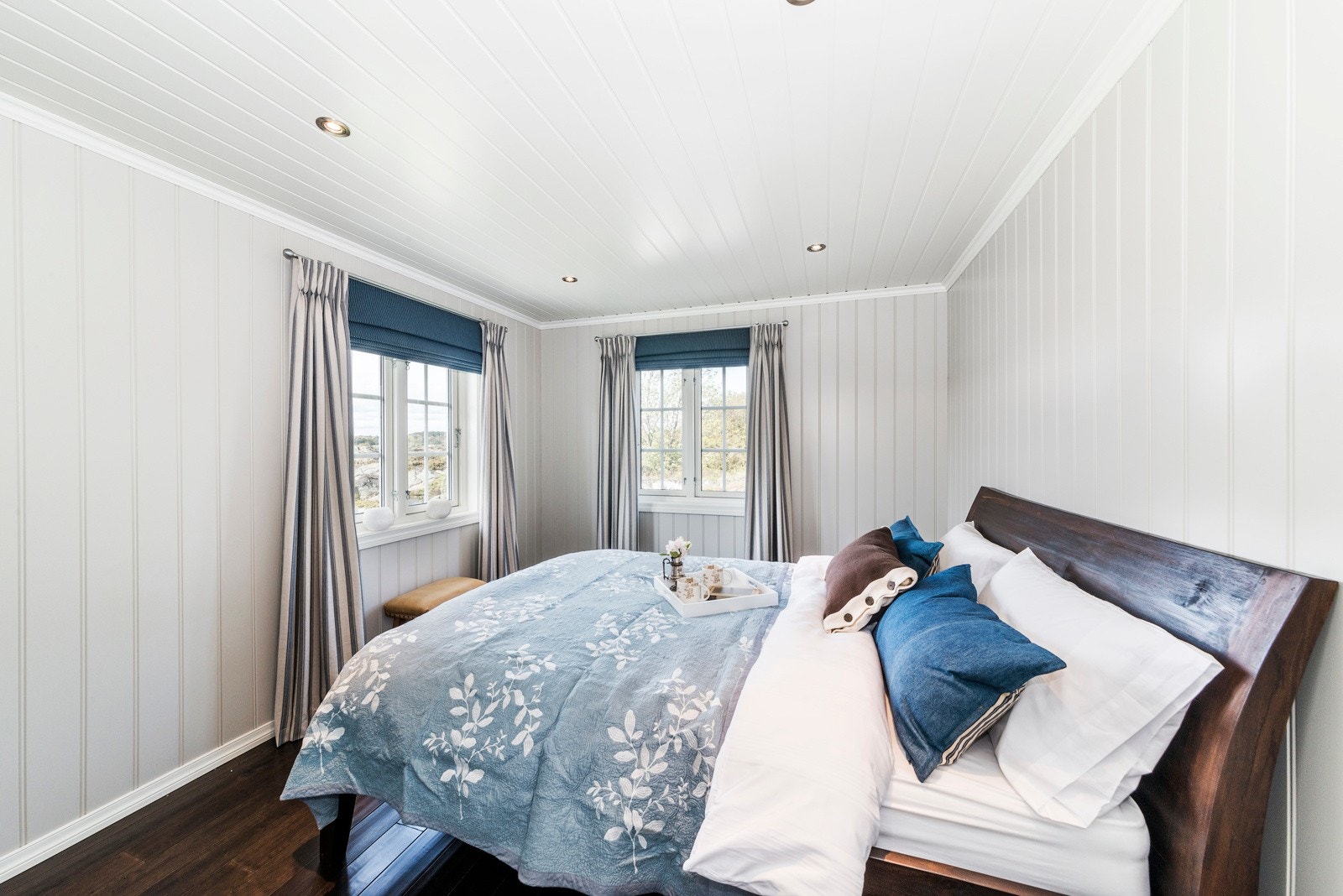 Det er to gode soverom i gjestehuset. Her kan man med god samvittighet huse tilkomne! Galleribilde