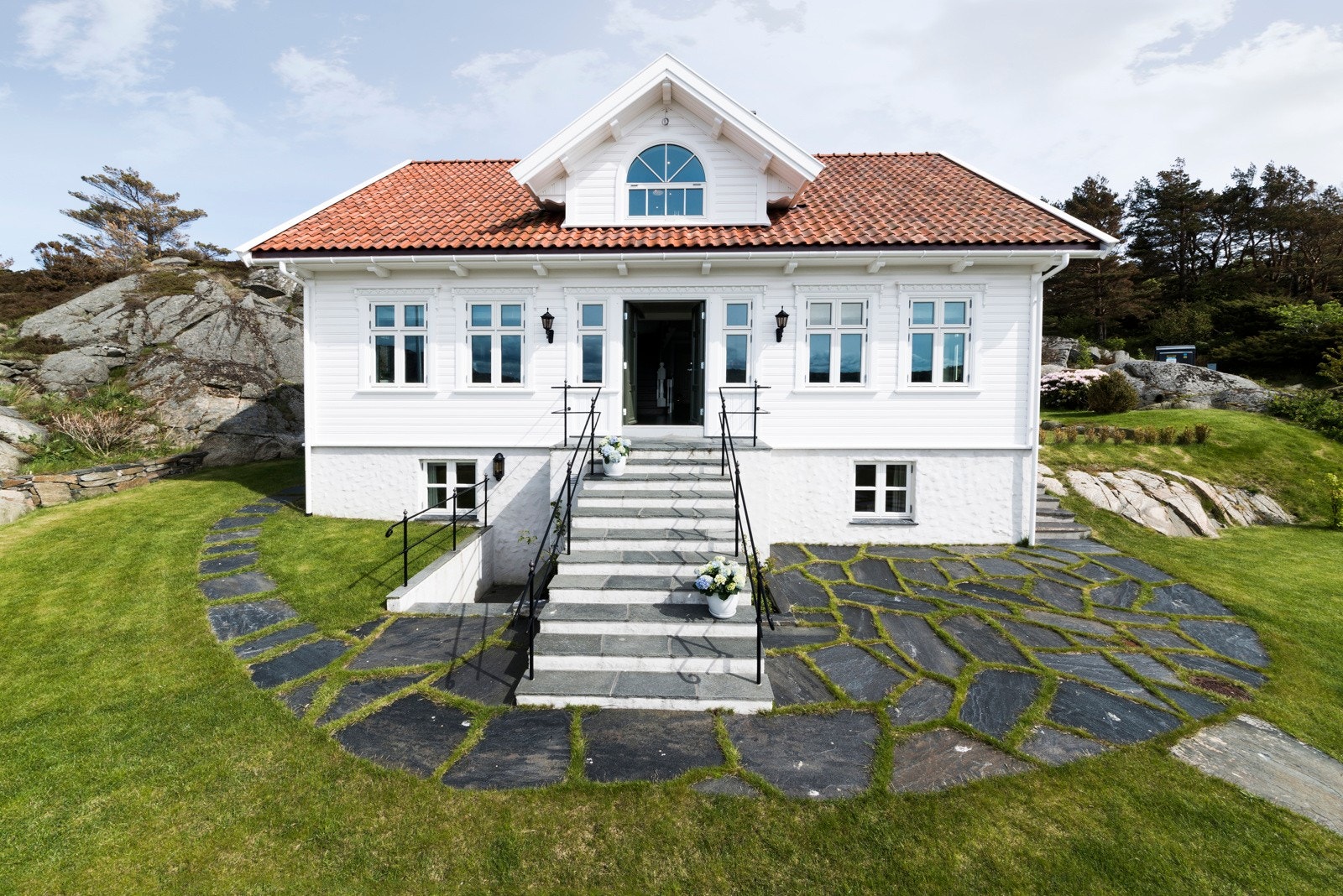 Herfra er det øyeblikkelig nærhet til Kristiansands mest populære skjærgård, flotte offentlige badestrender på Randøya samt fantastiske fiskeplasser. Kort båttur over Kvåsen mot Ulvøysund, Gamle Hellesund og Blindleia. Galleribilde