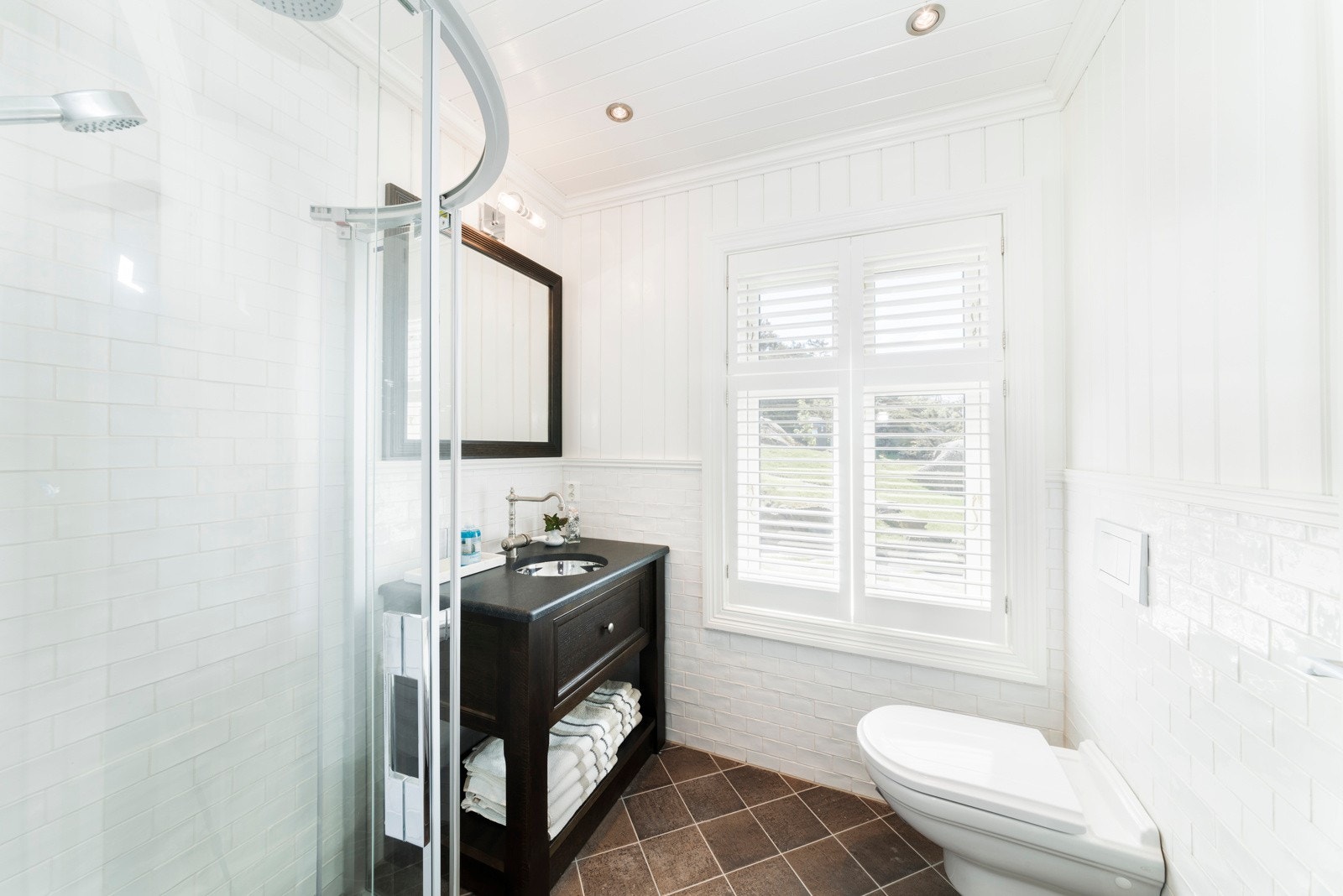 Romslig og godt funksjonelt bad som kan brukes av gjestene. Galleribilde