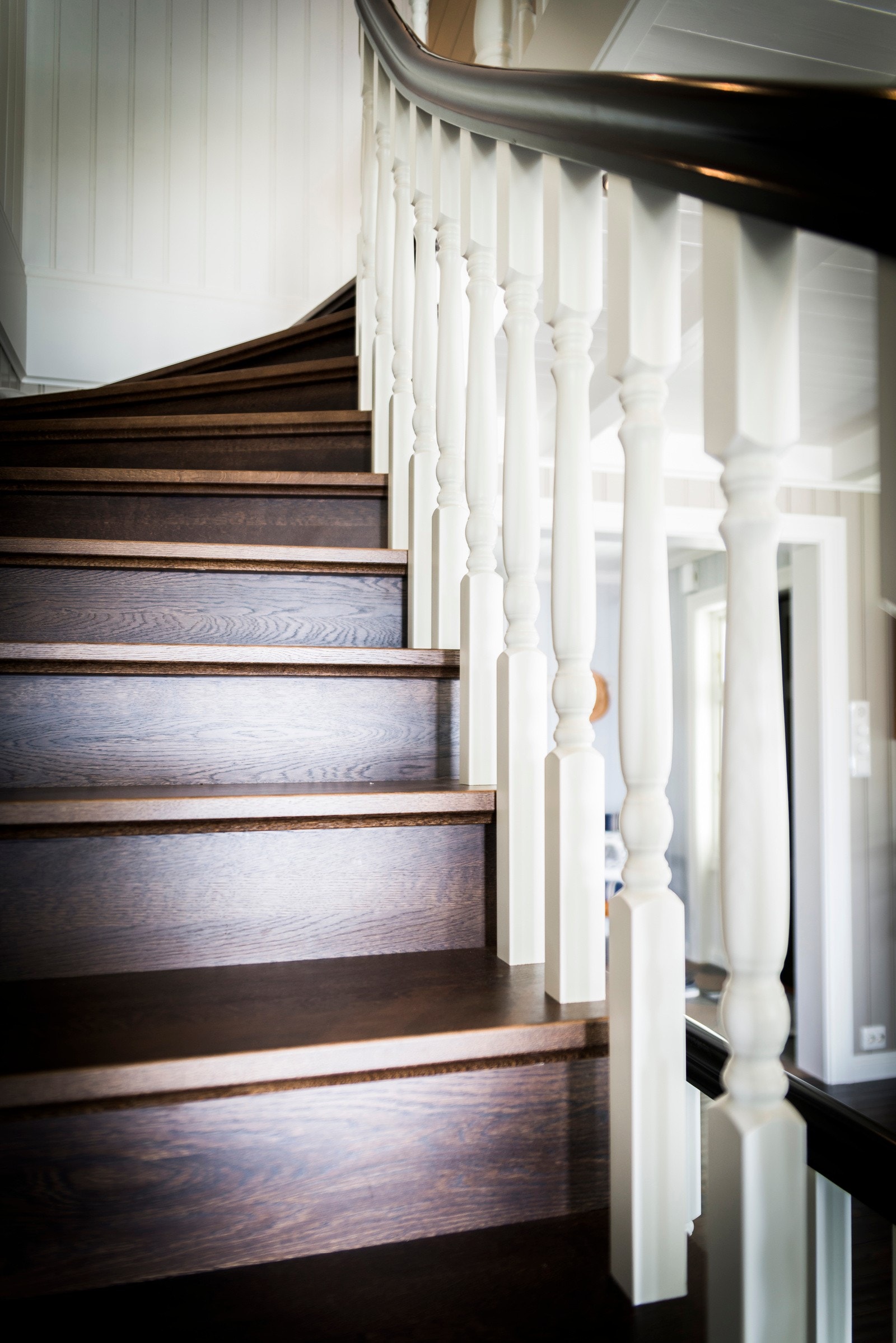 Solid gulv og trapp i spesialbestilt "American Oak". En fantastisk detaljt som strekker seg gjennom hele boligen. Galleribilde