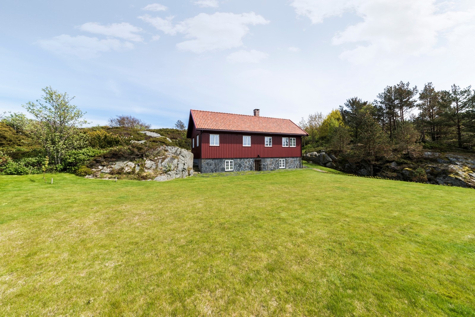Ved siden av hovedhuset er det satt opp et meget praktisk og anvennelig uthus som er innredet med fullt kjøkken. 20 meter bak hovedhuset er gjestehuset plassert. Det er opprinnelig det gamle fjøset , men ble revet helt ned og satt opp på nytt igjen. Galleribilde