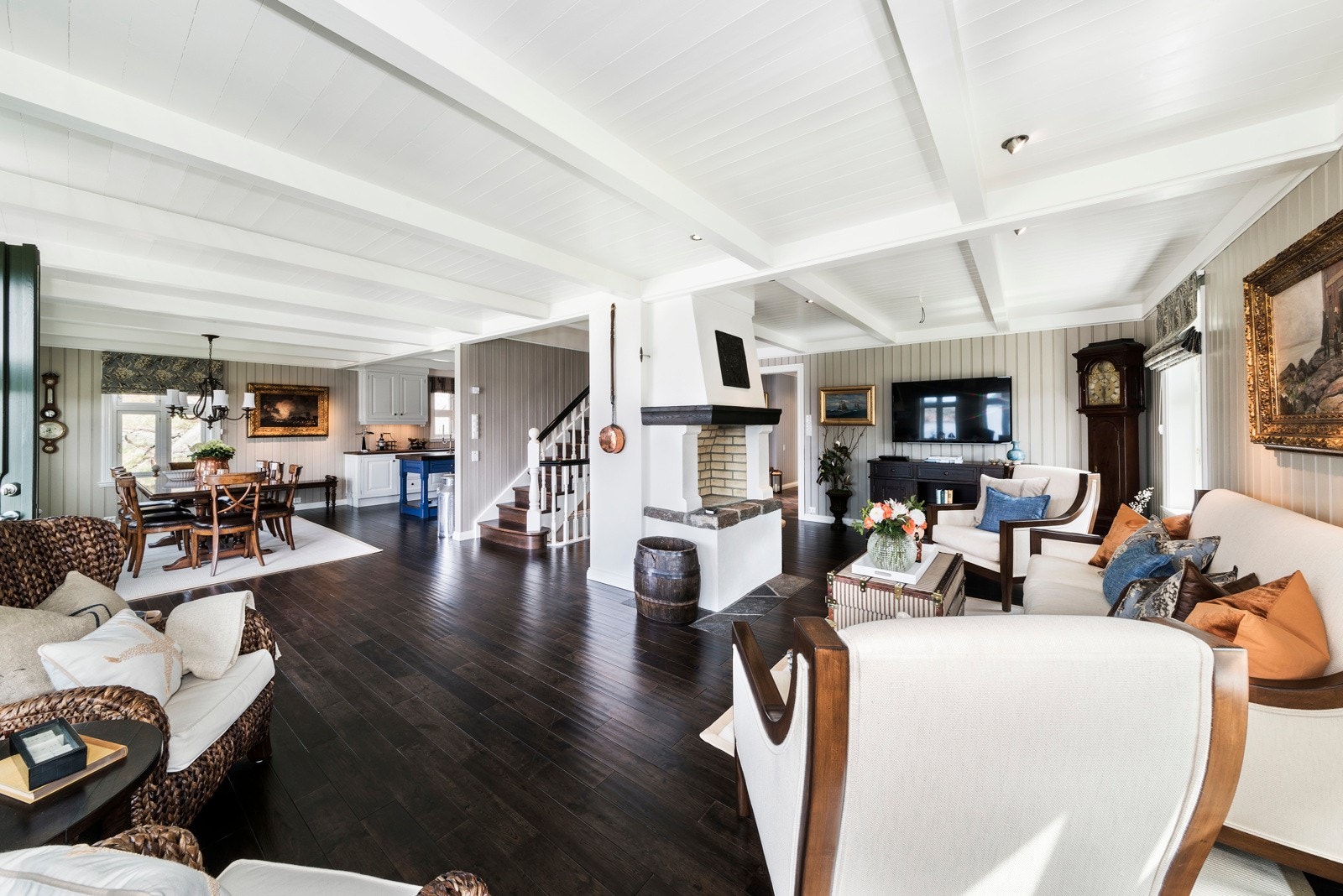 Stuen oppleves lys og romslig med store vindusflater, stuen har i tillegg en helt fantastisk sjøutsikt! Galleribilde