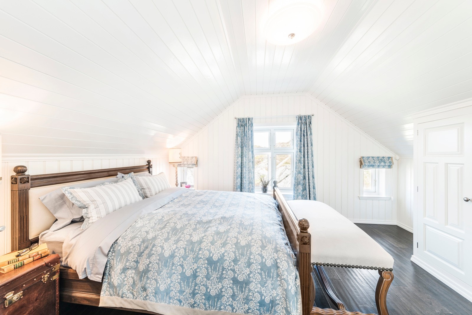 Hovedsoverommet har god plass til dobbeltseng og tilhørende møblement. Galleribilde