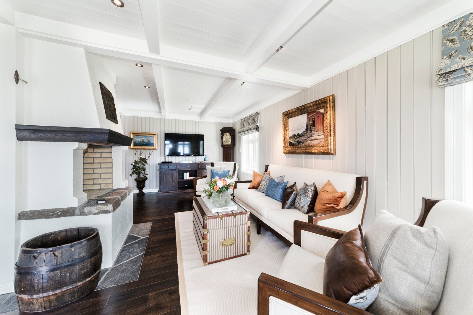 Det er en koselig peis som varmer godt på sene høstkvelder og forøvrig er et flott møblement som står seg veldig naturlig. Galleribilde