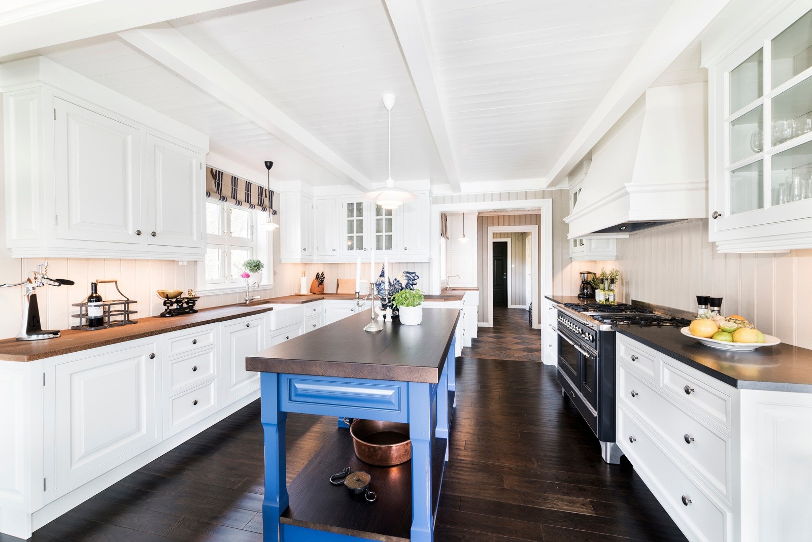 Funksjonelt, moderne og strøkent kjøkken med alt en trenger. Galleribilde