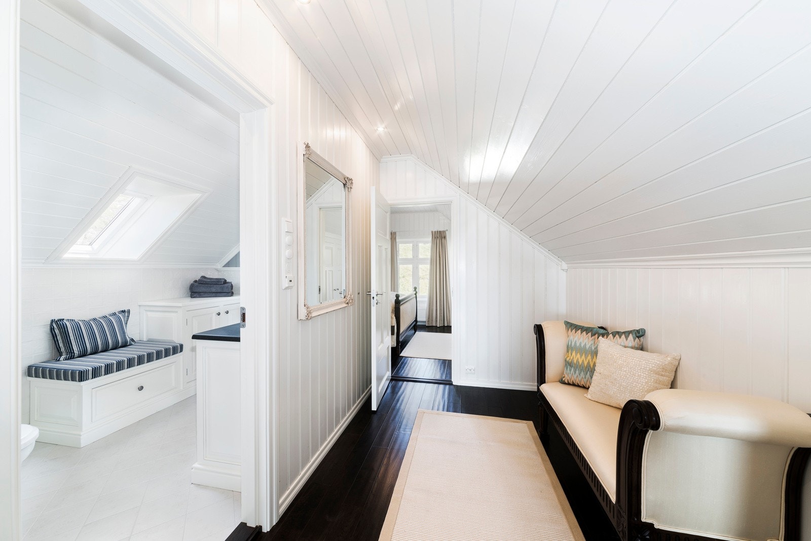 Videre finner man hovedbadet i 2.etasje.Et fantastisk sted å enten starte eller avslutte dagen. Galleribilde