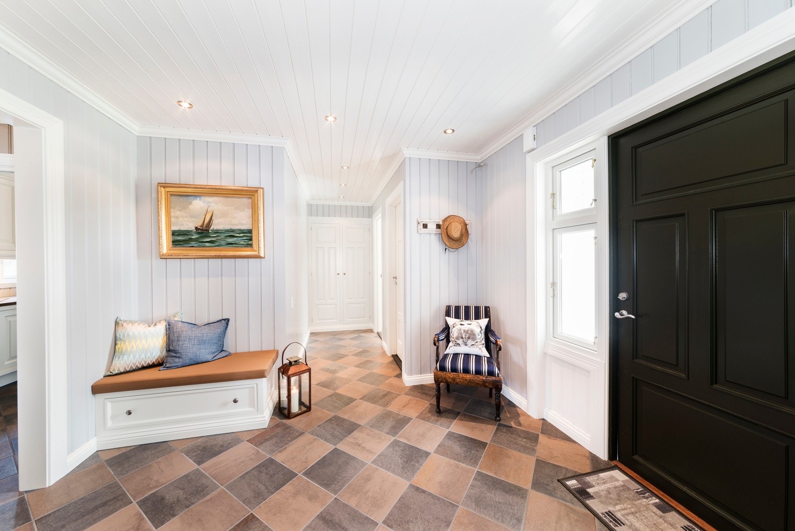 Velkommen inn! Her starter opplevelsen av den fantastiske boligen i en romslig entré. Galleribilde