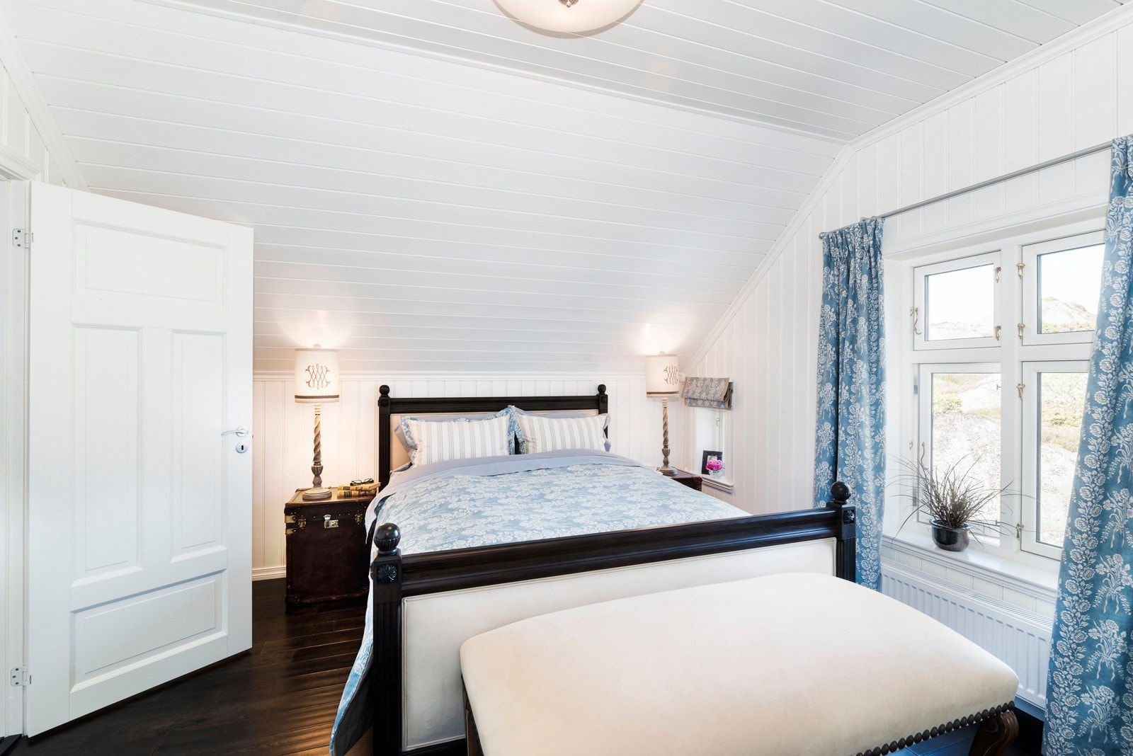 Boligen har et romslig hovedsoverom med flott utsikt. Galleribilde