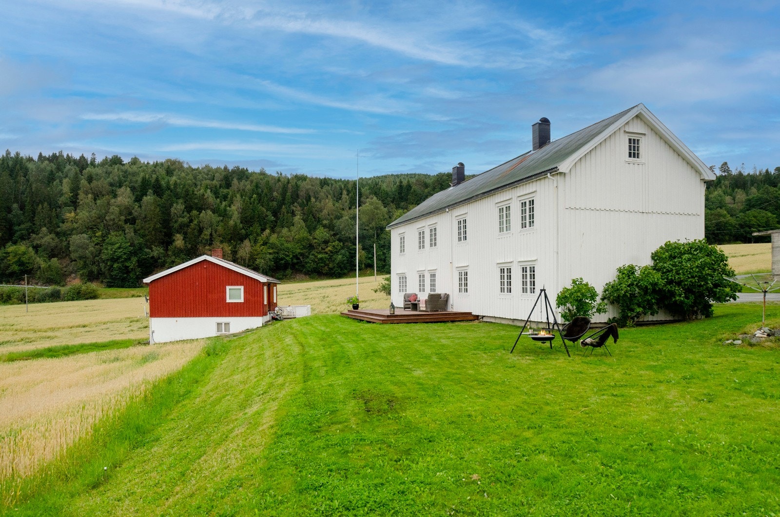 Eiendommen strekker seg mot grønt areal og sjøutsikt i landlige omgivelser Galleribilde