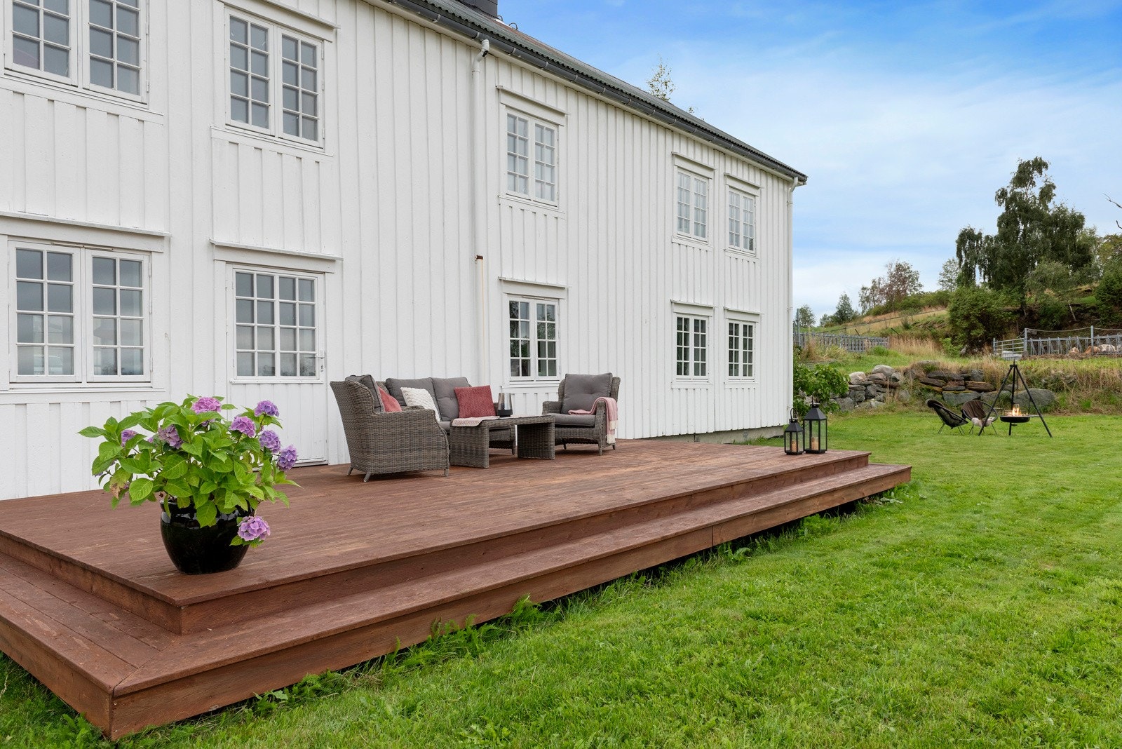 Terrasse og uteområde med flott utsikt ? perfekt for både hverdag og ferie Galleribilde