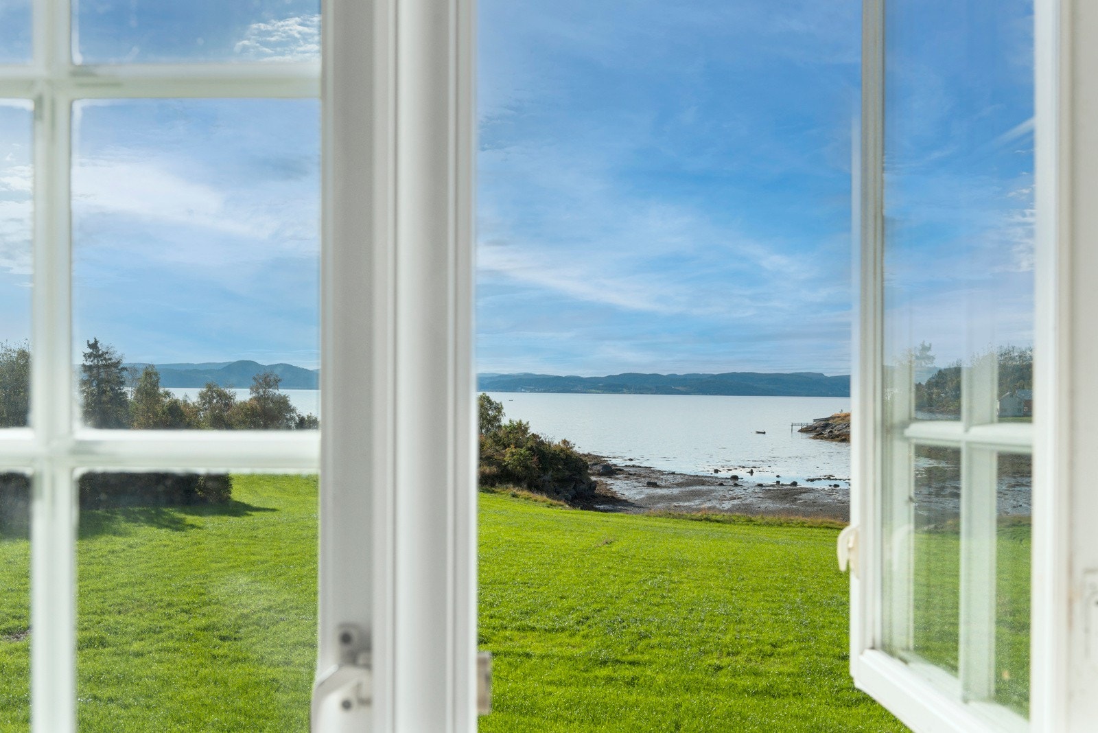 Unik kombinasjon av landlig sjarm og sjøutsikt rett fra kjøkkenvinduet Galleribilde