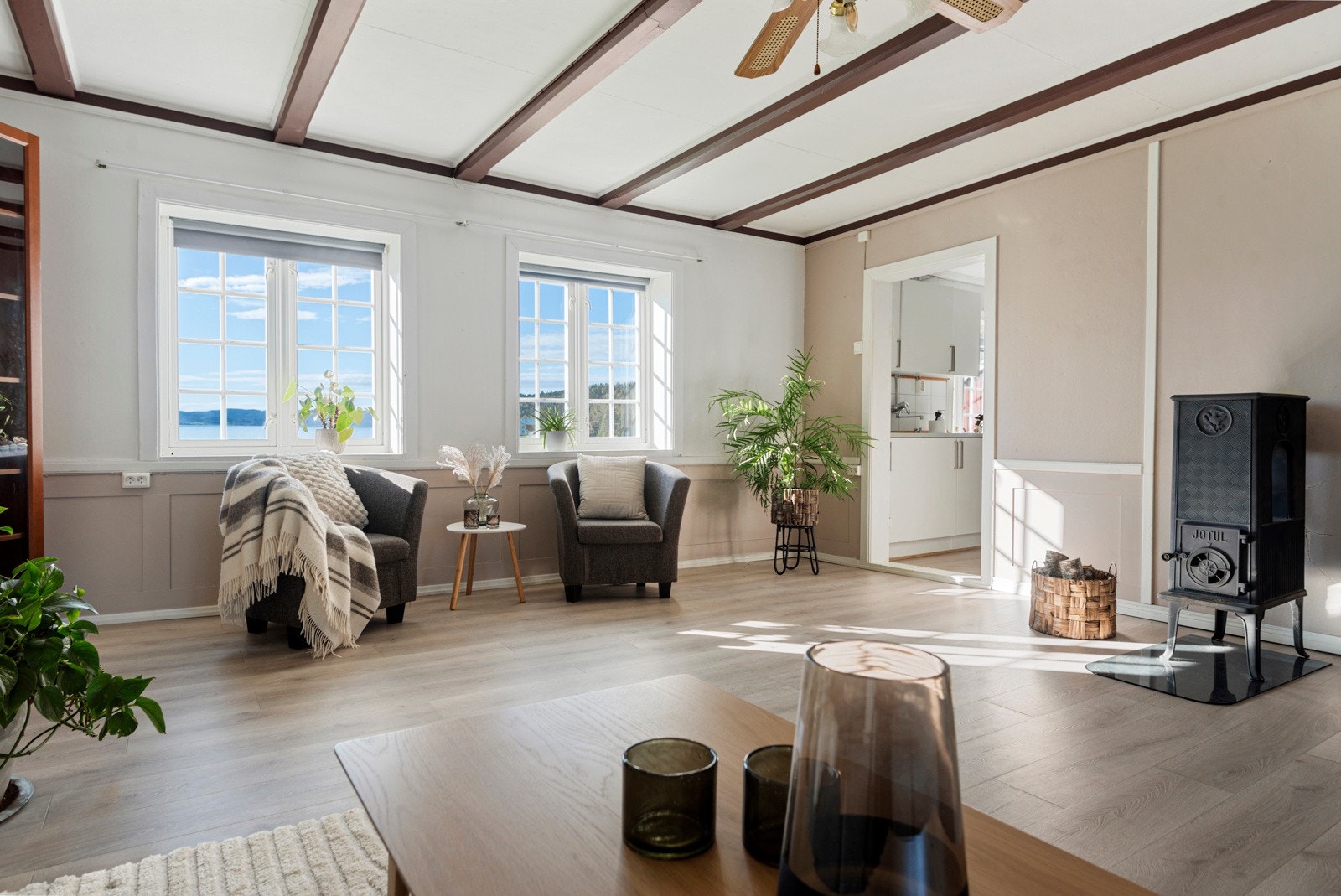 Stue med flere vinduer og naturlig lysinnslipp Galleribilde